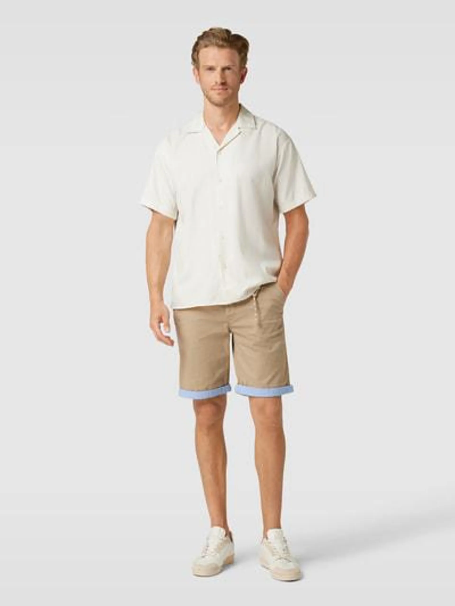 Chinoshorts mit französischen Eingrifftaschen in beige