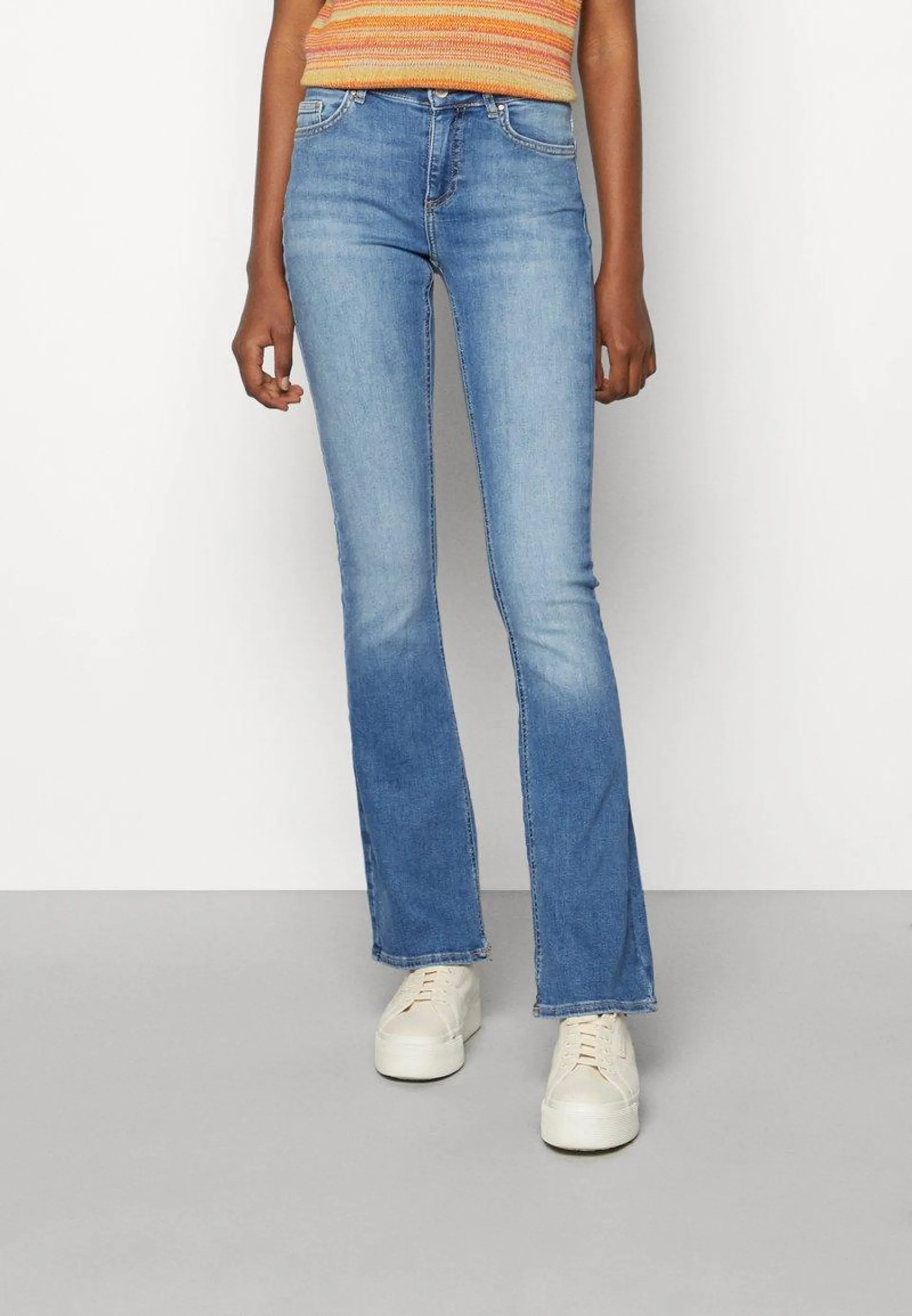 ONLBLUSH LIFE MID FLARED - Flared Jeans