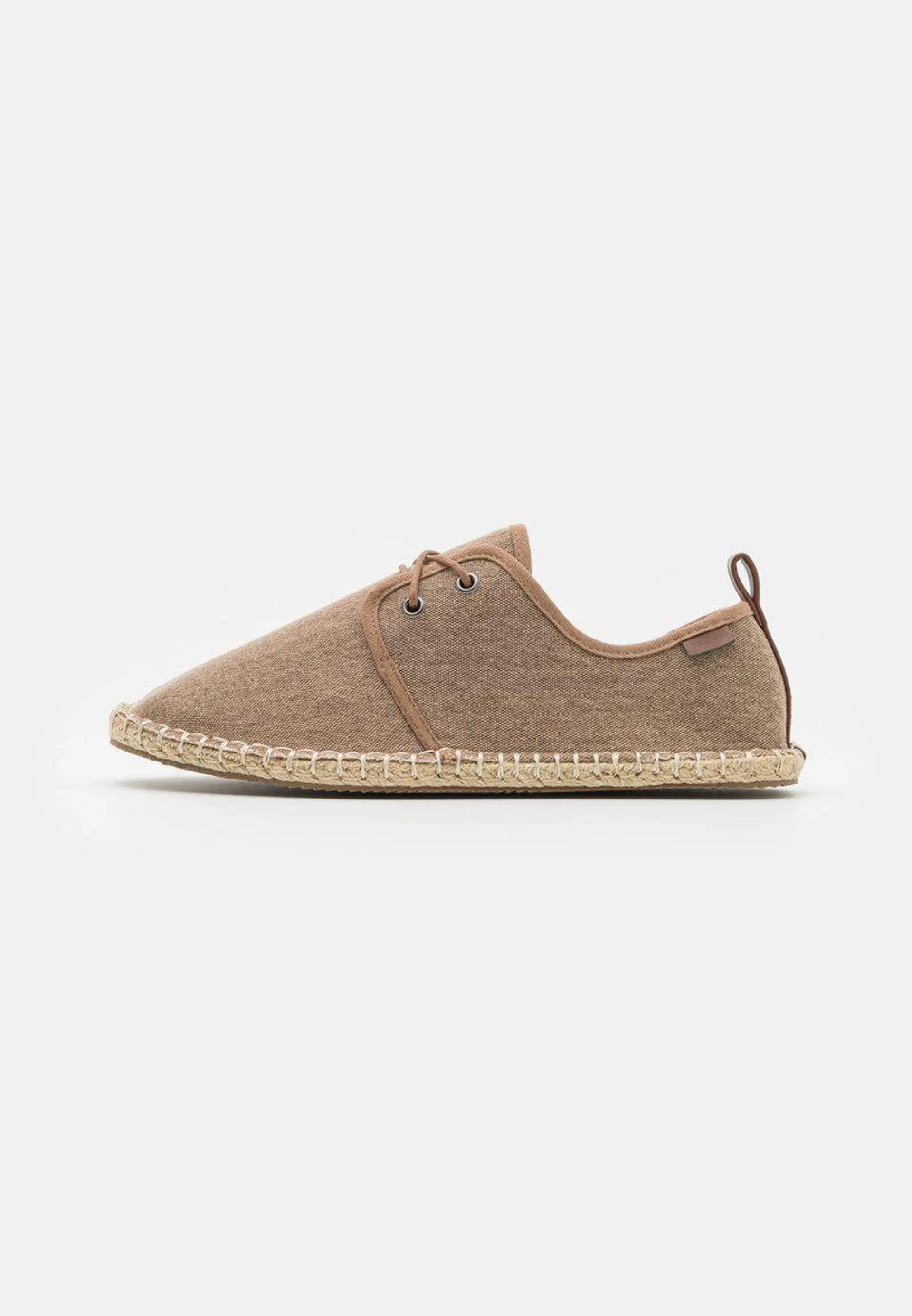 Casual lace-ups