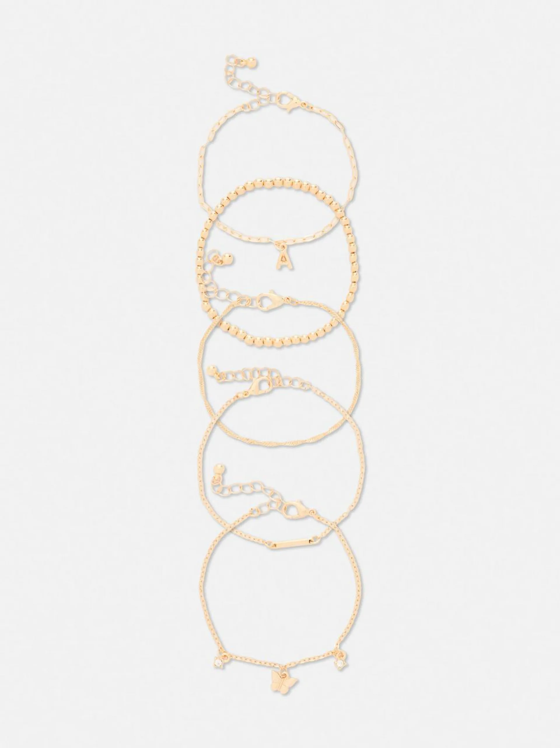 „The Edit“ Armbänder mit Schmetterlings- und Initialenanhänger, 5er-Pack