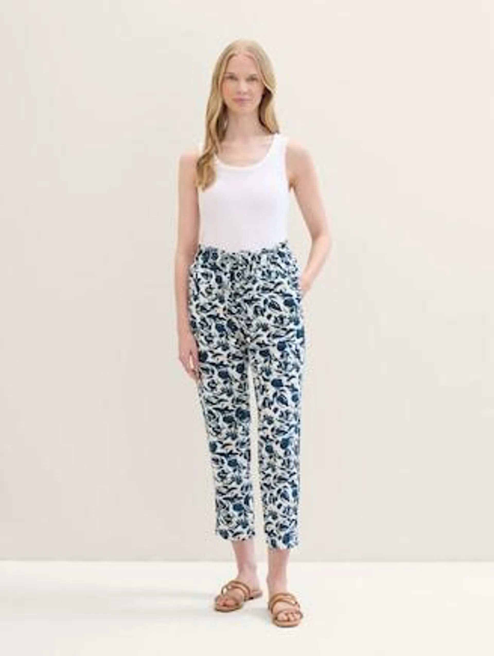 Loose cropped trousers