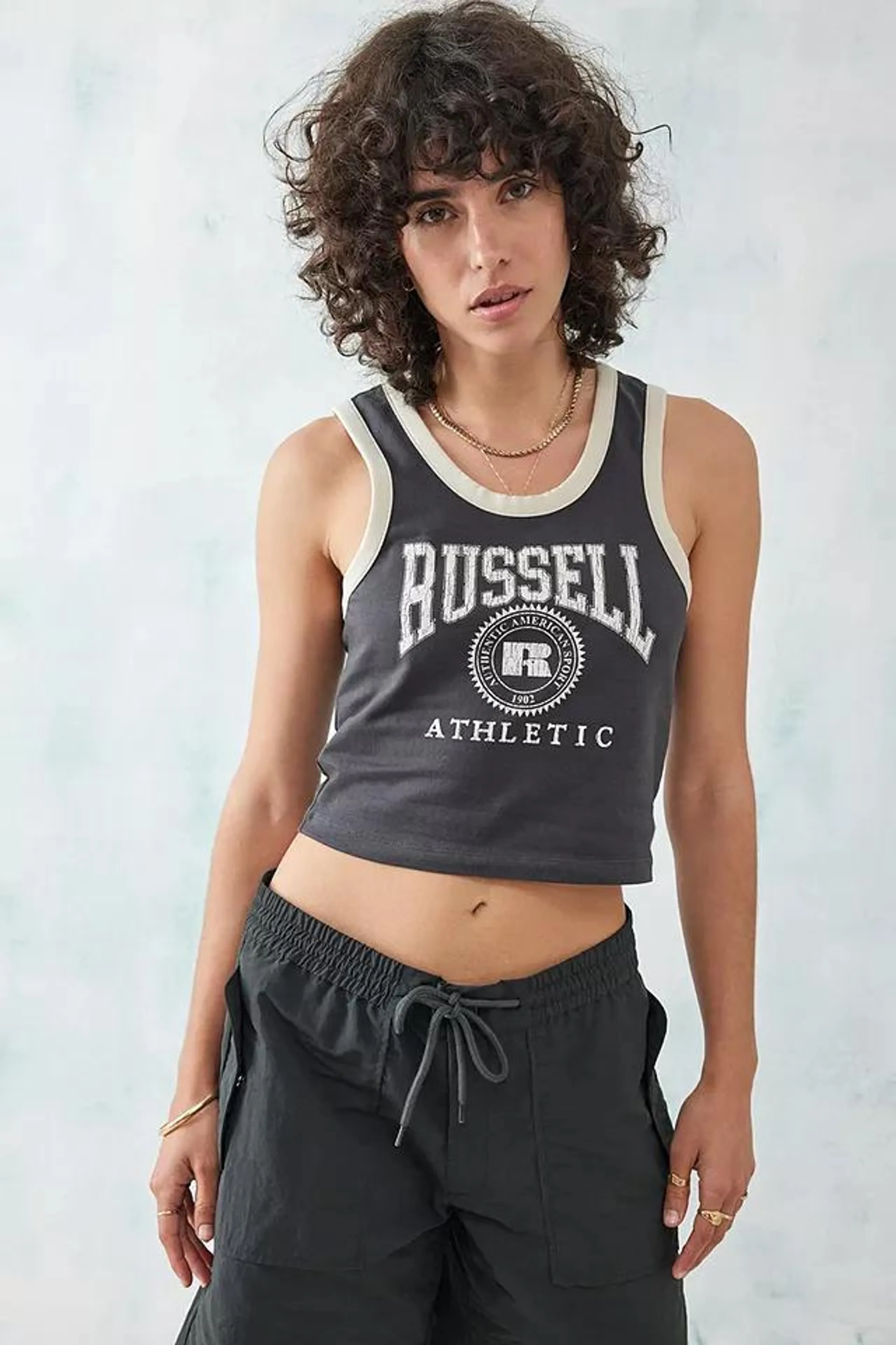 Russell Athletic – Trägershirt mit rissigem Logo in Schwarz