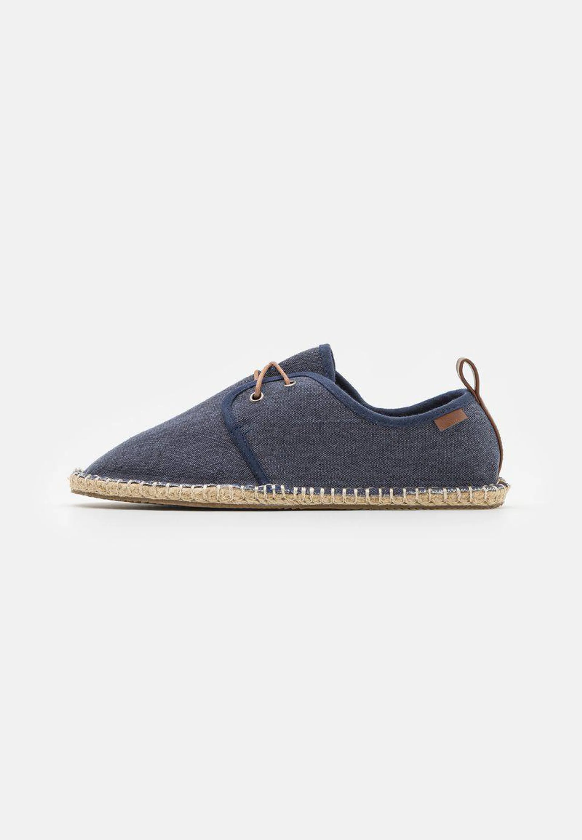 Casual lace-ups