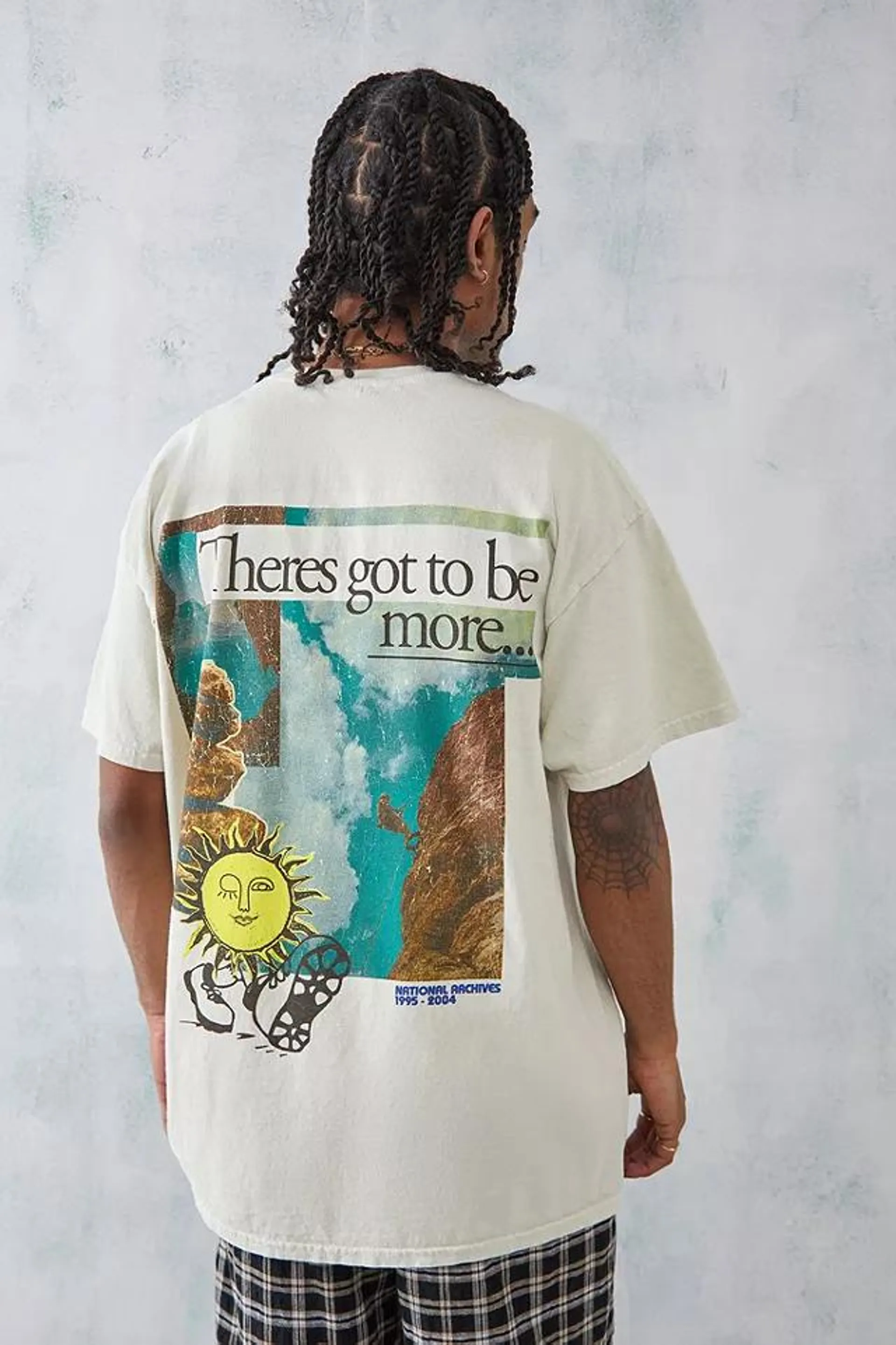 UO – T-Shirt „There's Got To Be More“ in Ecru