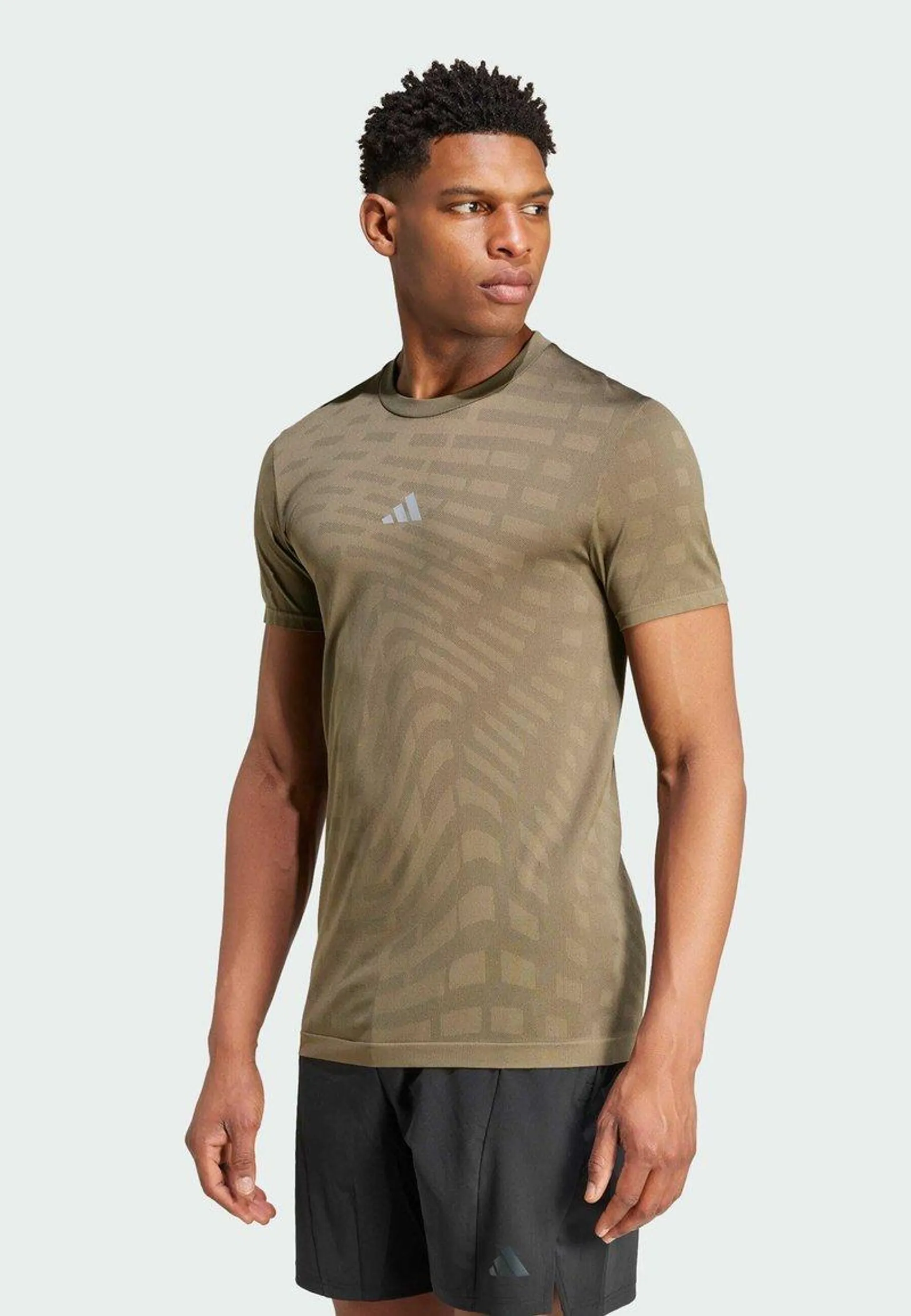 GYM+ SEAMLESS - Print T-shirt - olive strata shadow olive