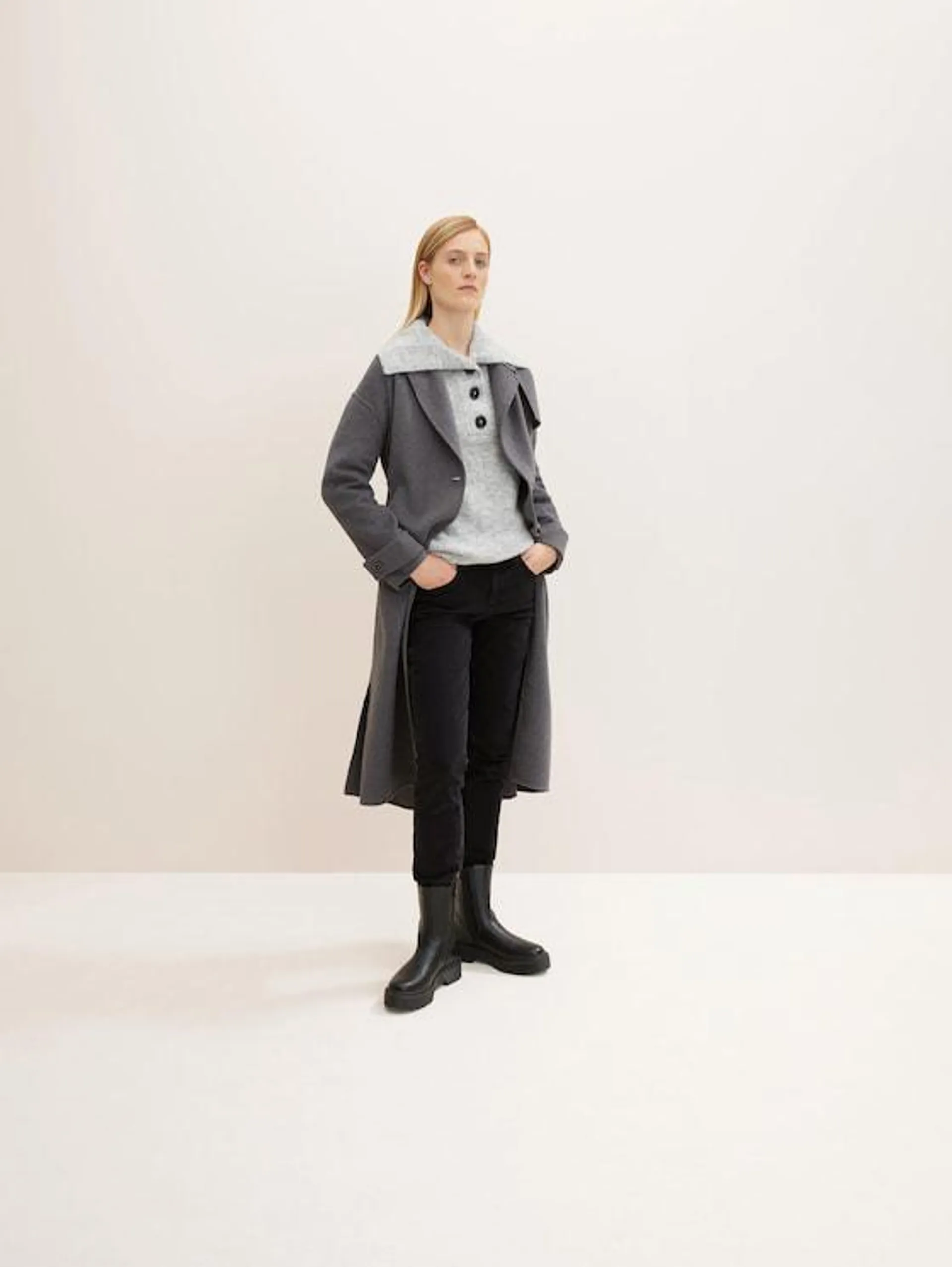Knitted sweater with a troyer collar