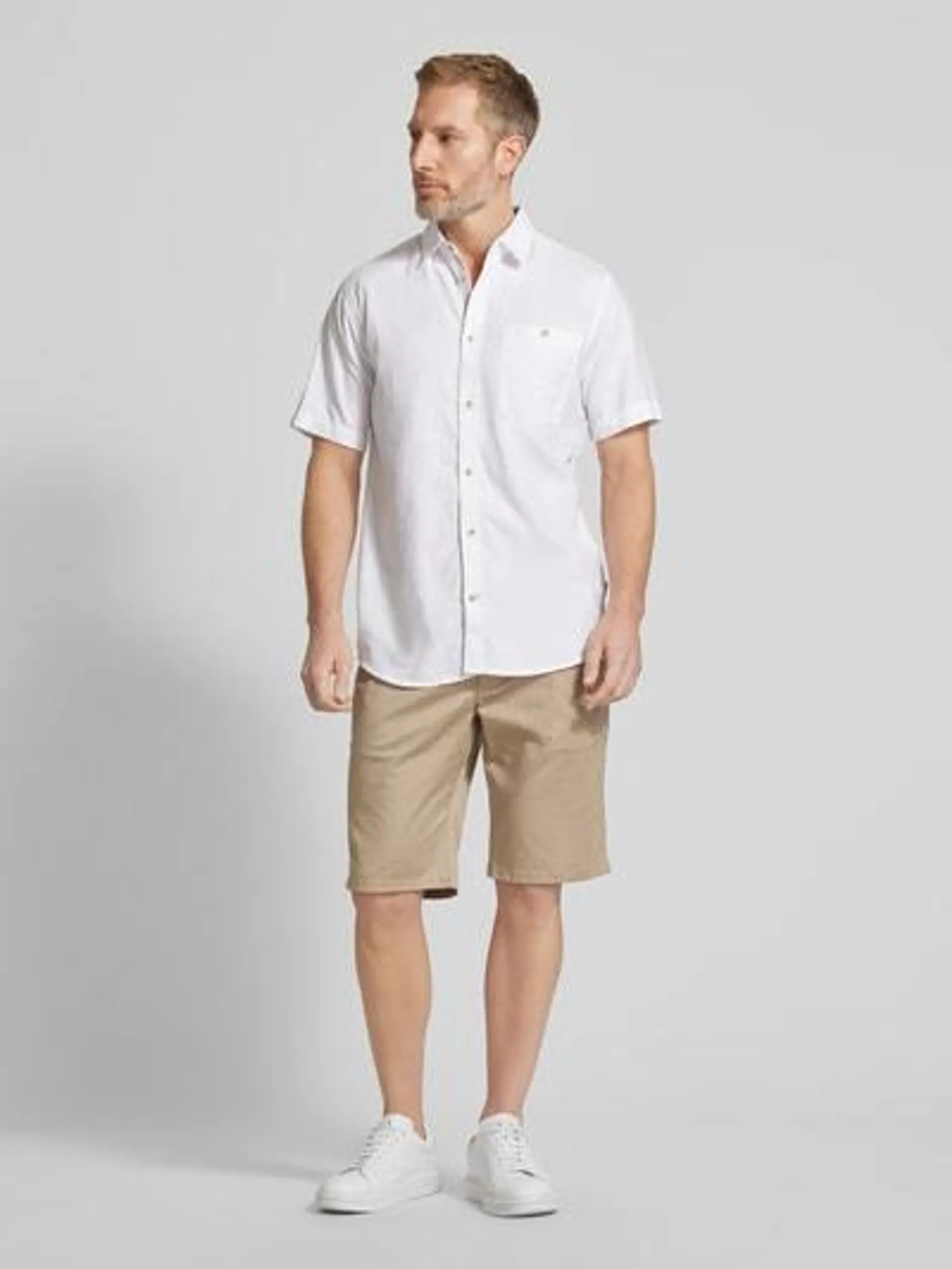 Slim Fit Chino-Shorts mit Gürtel in hellbraun