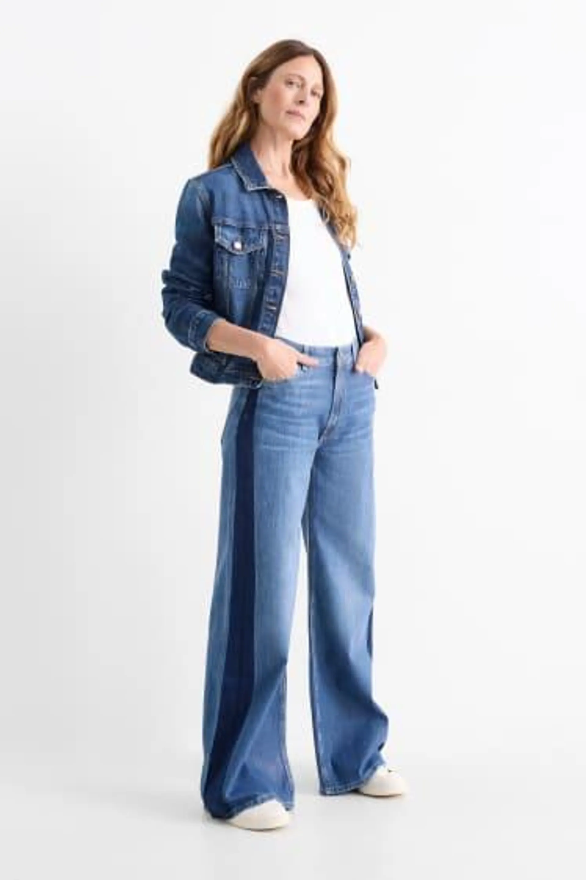 Wide leg jeans - mid-rise waist