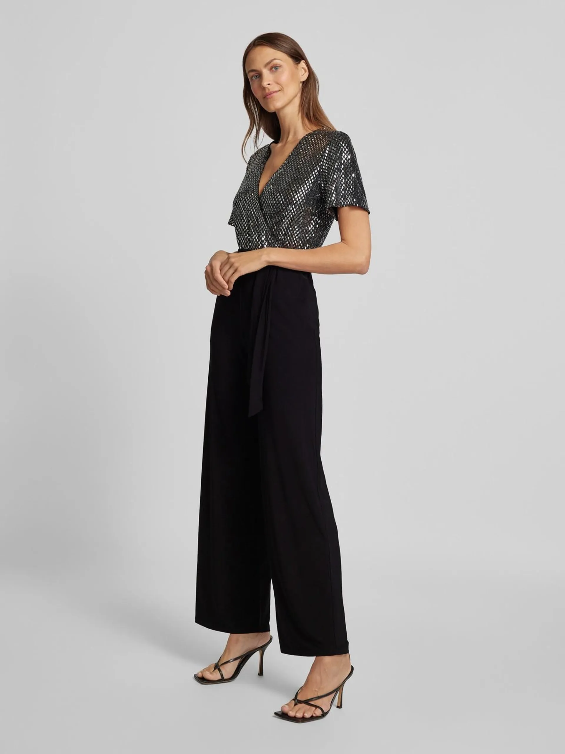 Schimmernder Jumpsuit mit Bindegürtel in black