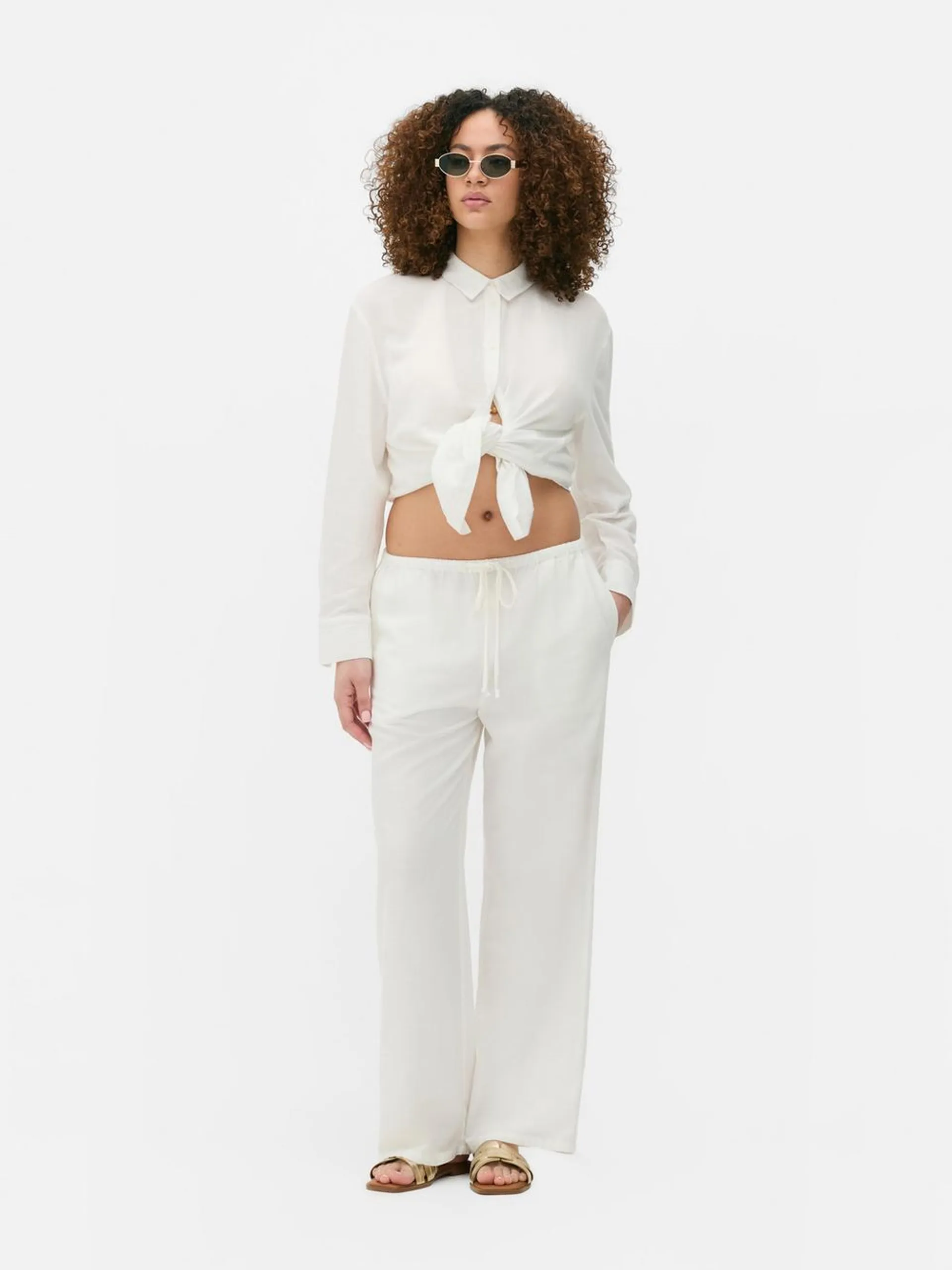 Pantaloni con laccio in vita