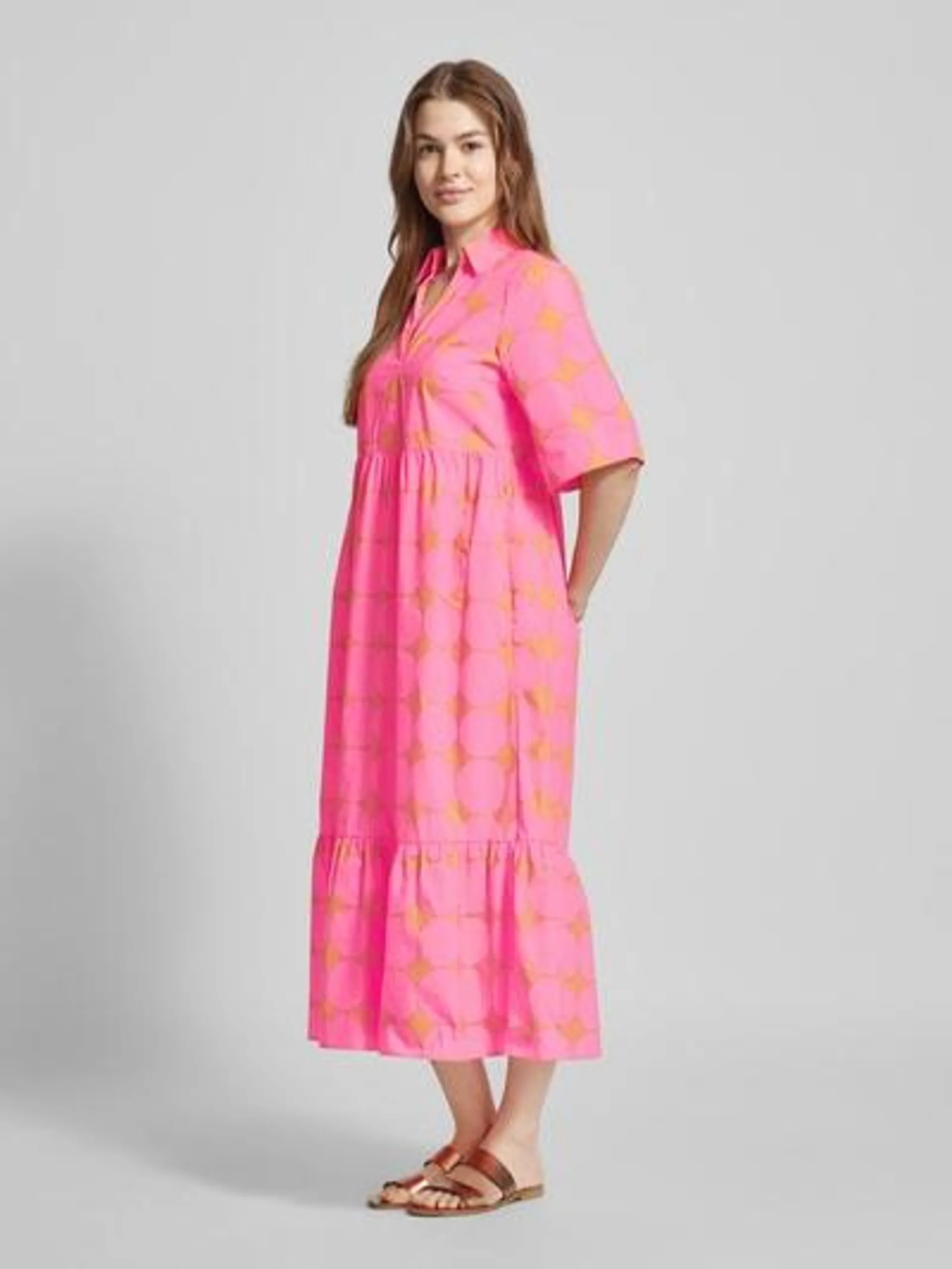 Midikleid im Stufen-Look mit Allover-Muster in rosa