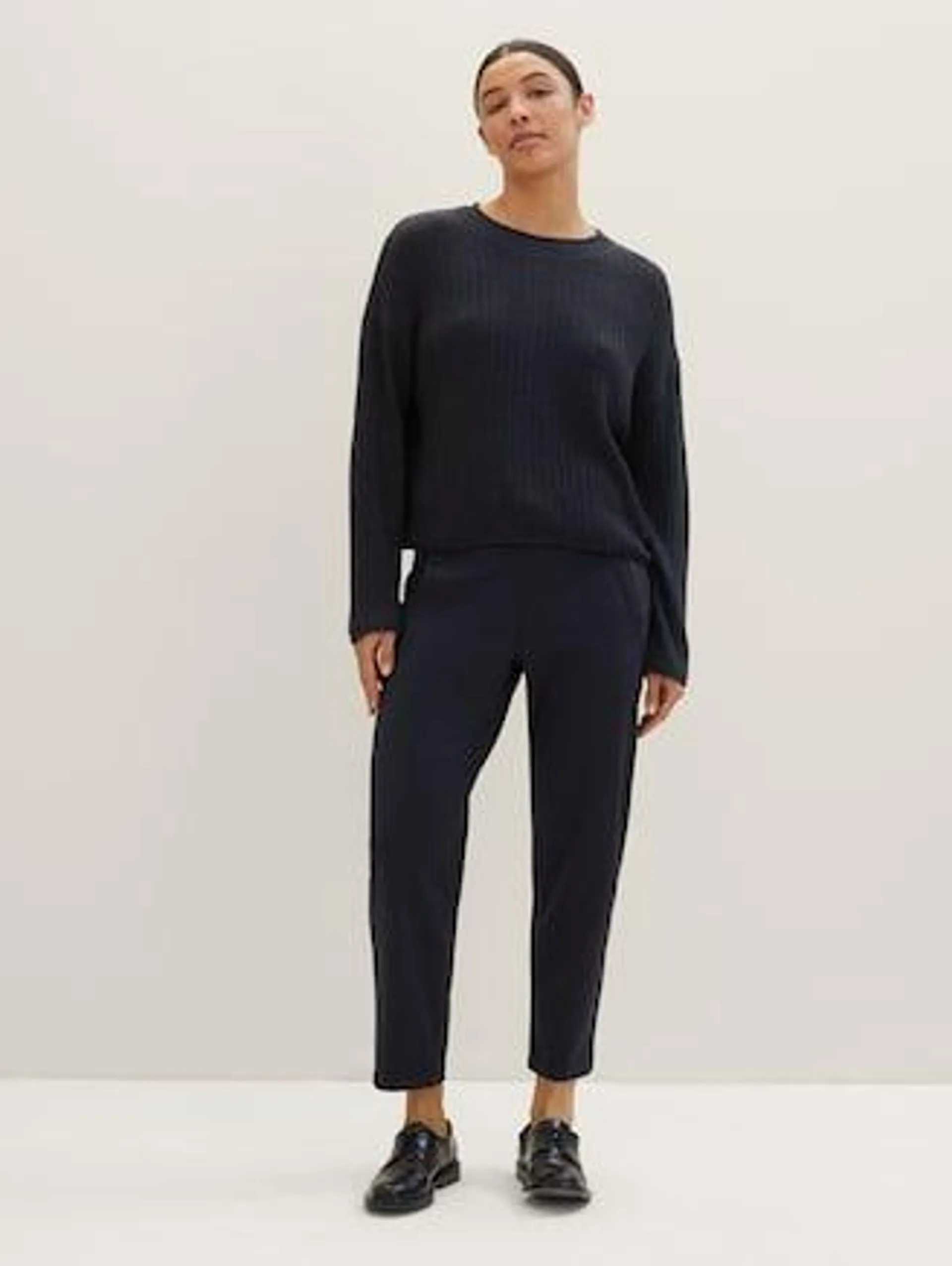 loose-fit trousers