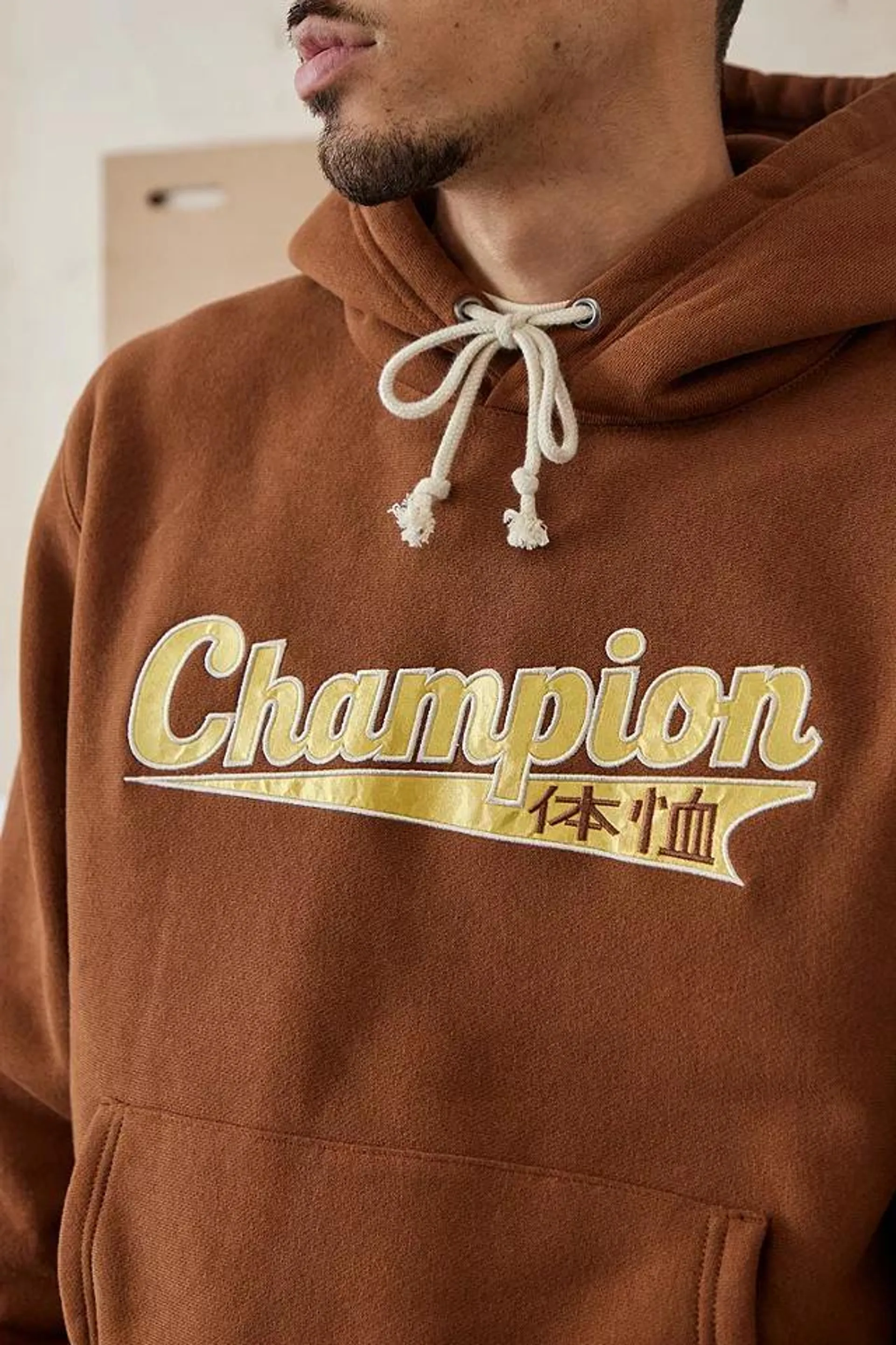 Champion UO Exclusive – Reverse Weave japanisches College-Hoodie in Braun