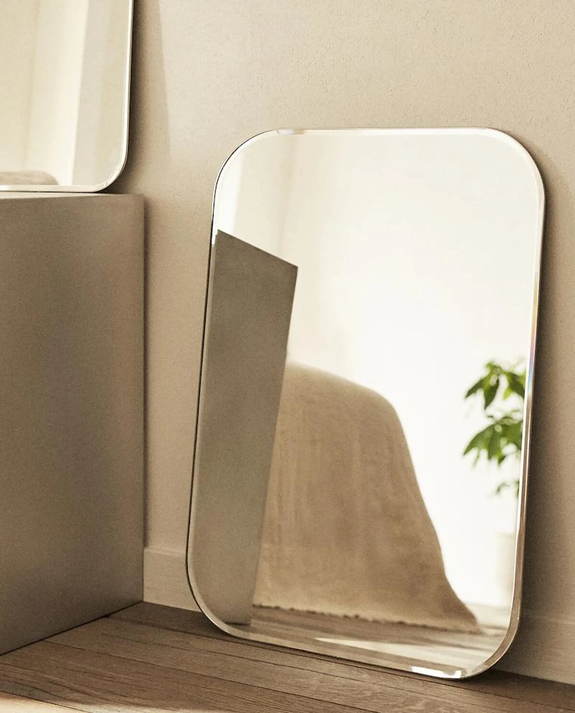 WALL MIRROR WITH ROUND FRAME