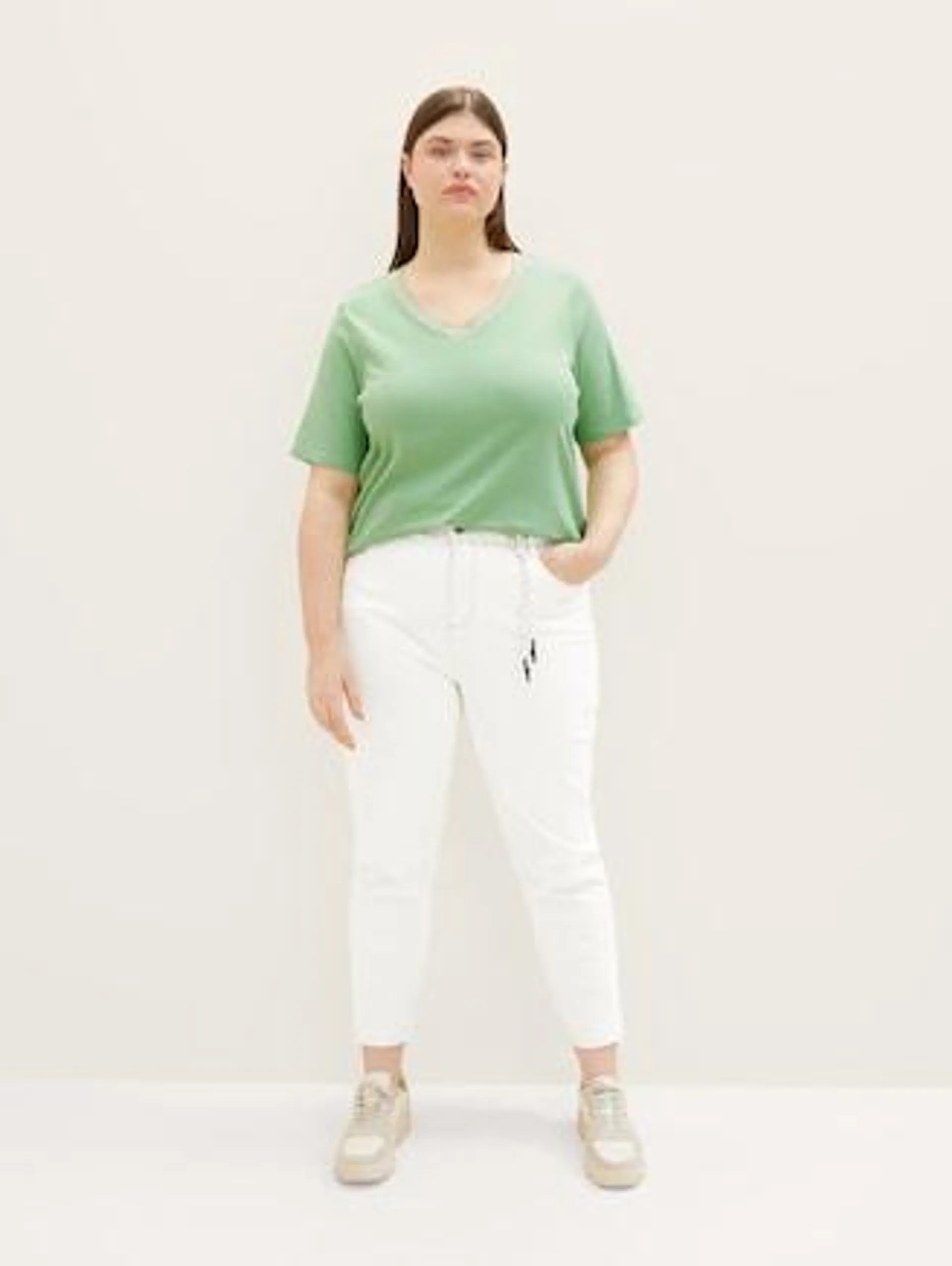 Plus - T-shirt with a coloured rib collar