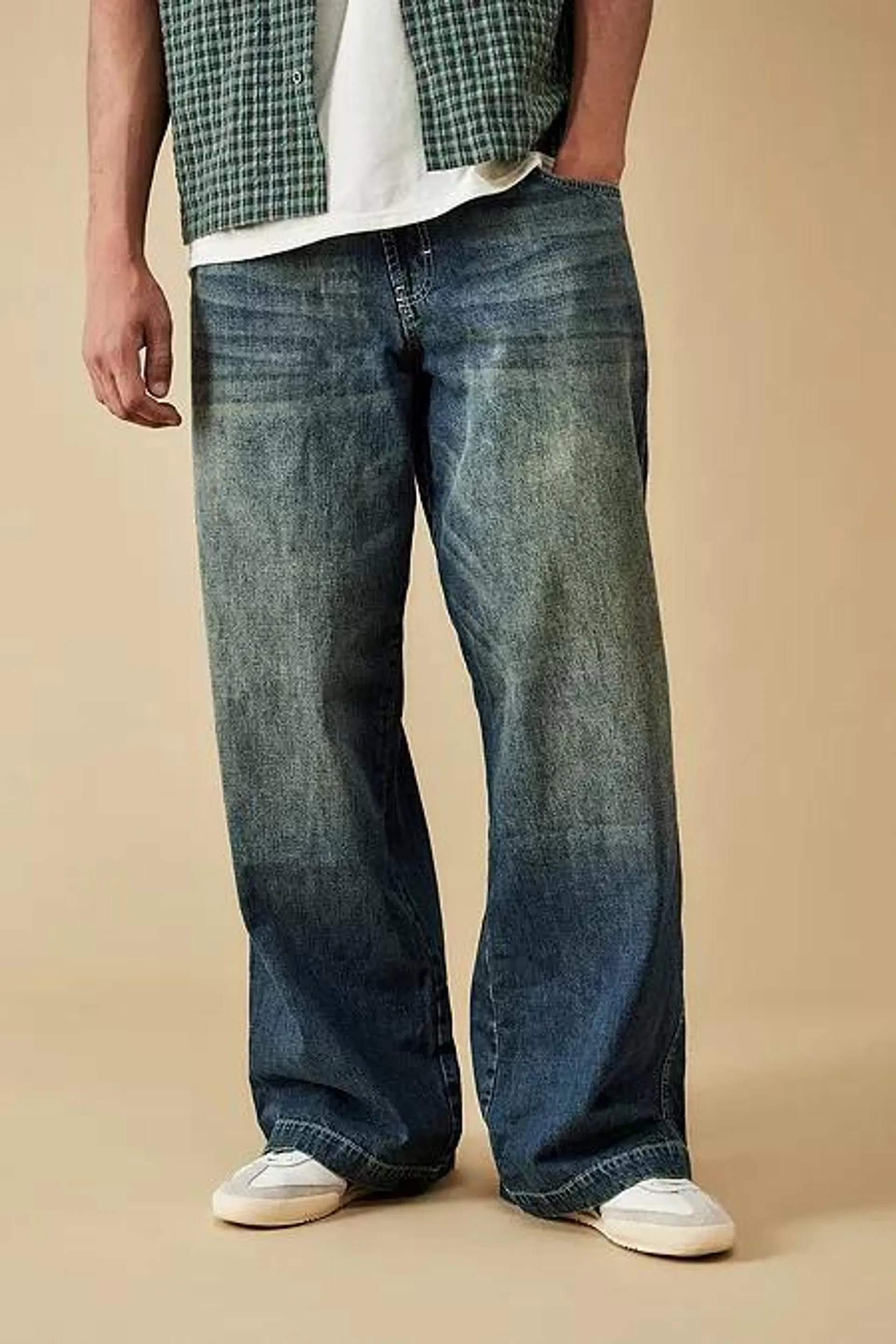 BDG – Skater-Jeans „Neo" in schraffierter Waschung