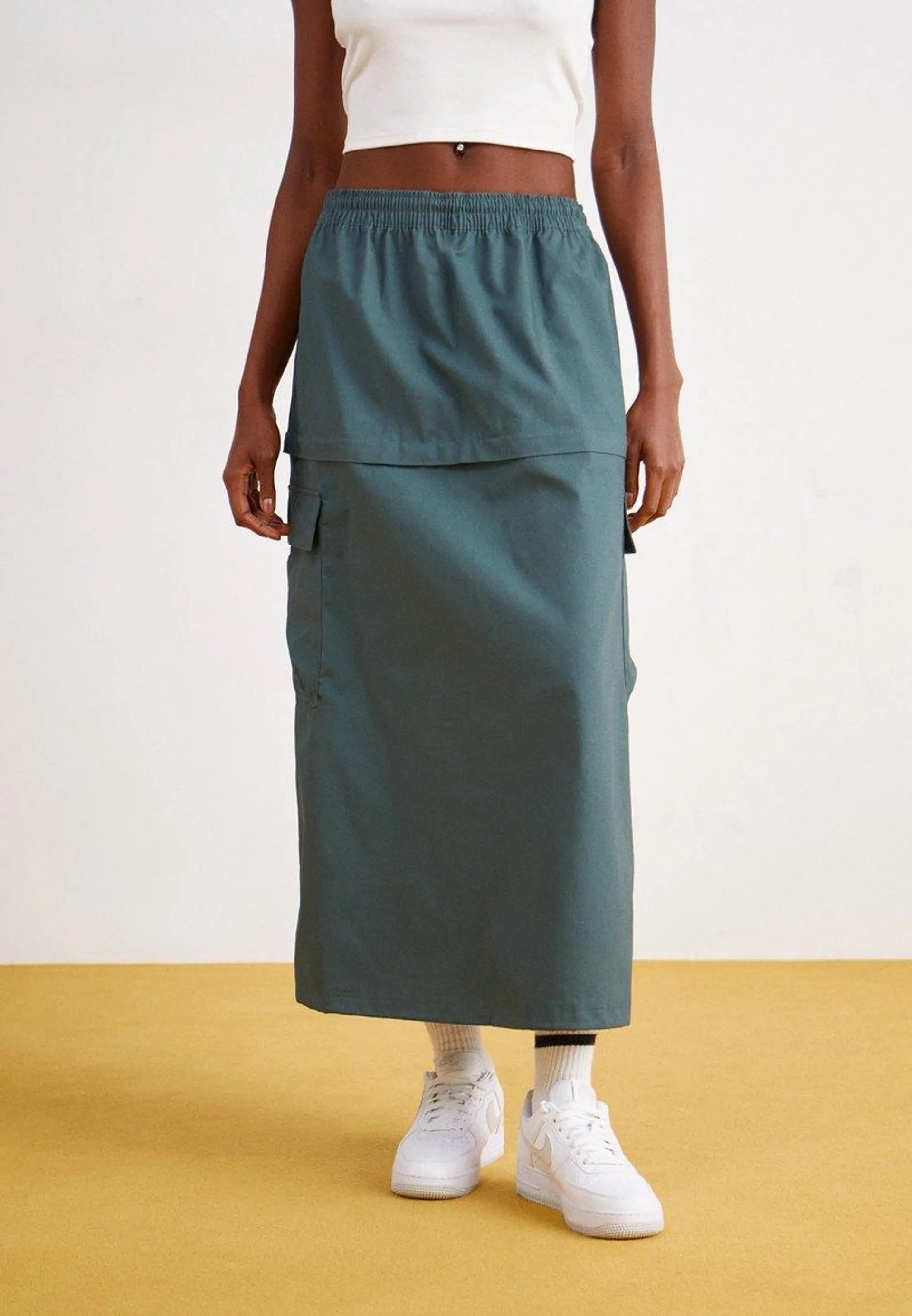 ESSTL WVN MR CGO - Maxi skirt - vintage green