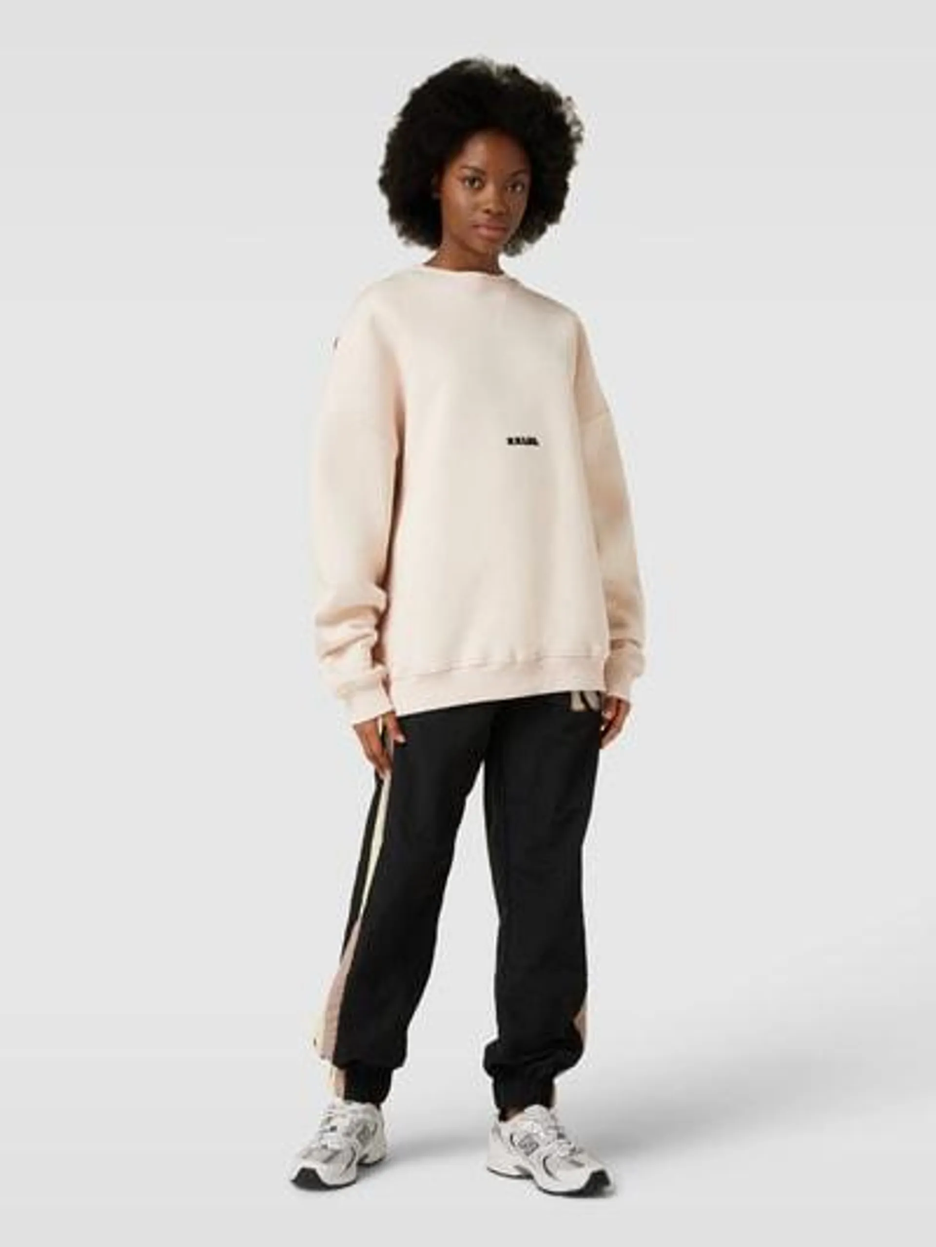 Oversized Sweatshirt mit Label-Stitching Modell 'Sold Out' in offwhite