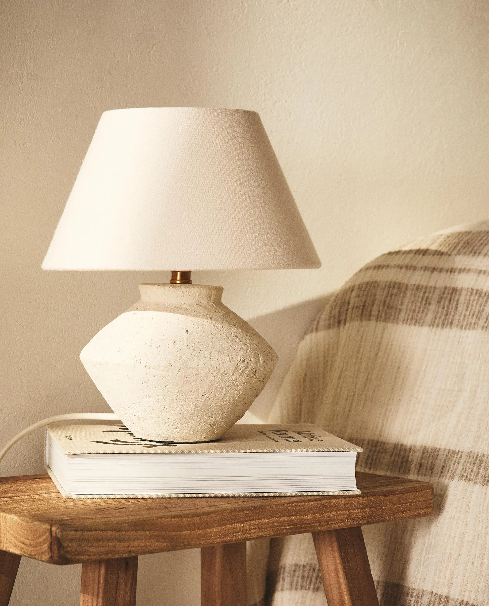 SMALL TABLE LAMP WITH EARTHENWARE BASE