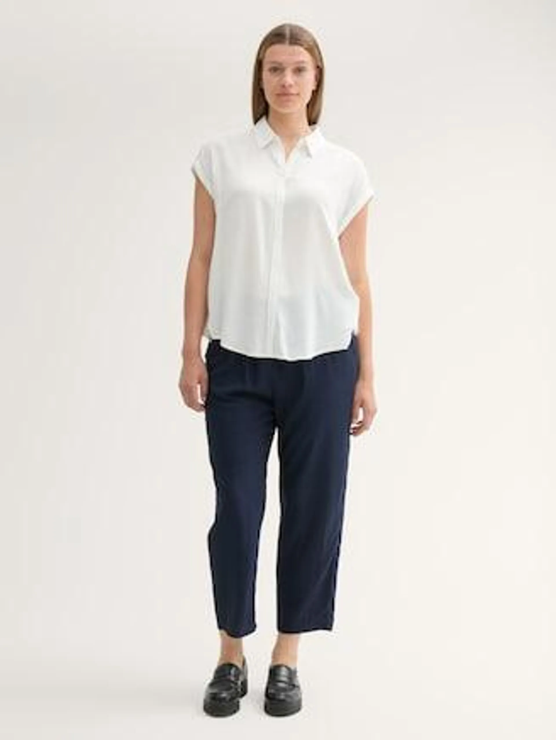 Loose cropped trousers