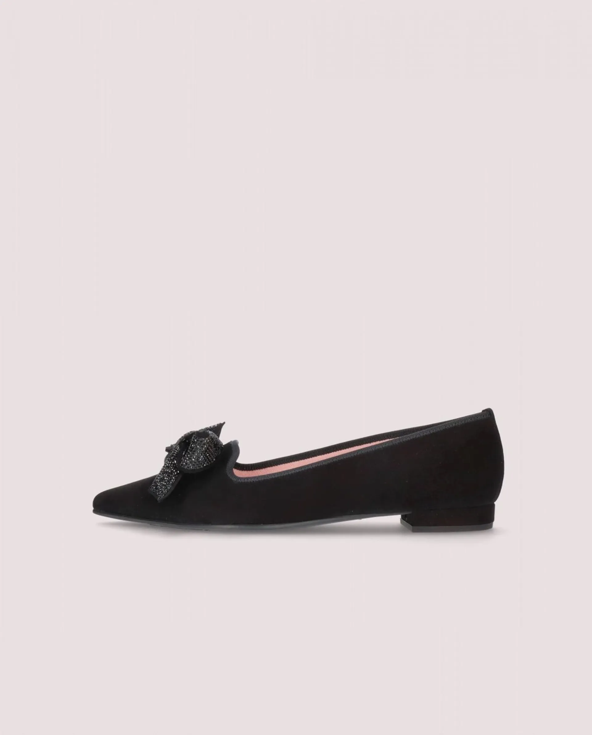 Loafer de punta fina modelo Clementine en ante suave negro con lazo XL en tela brillante y tacón de 1.5cm, suela de goma, plantilla de piel y forro de tela