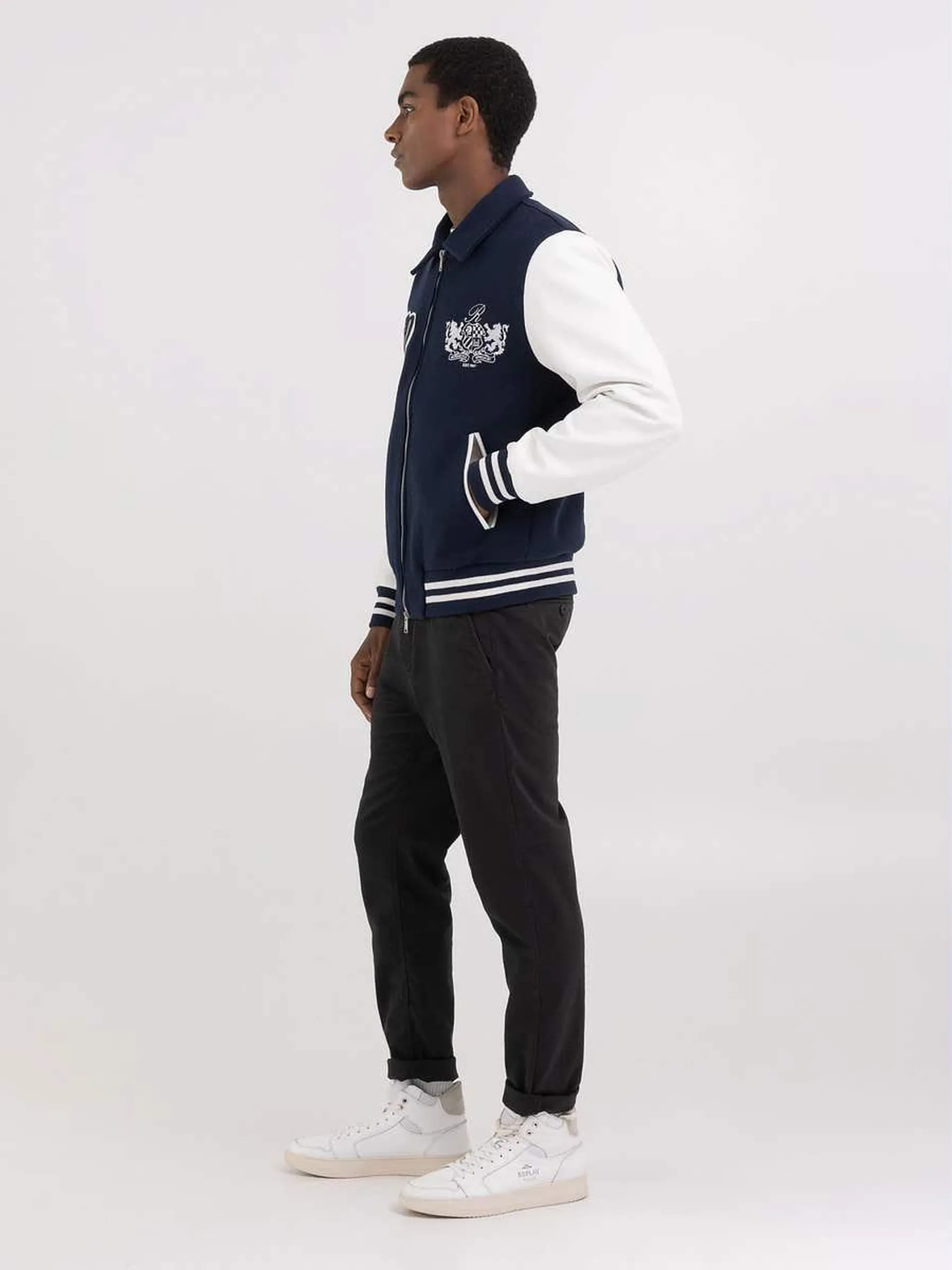 Chaqueta varsity con cremallera y aplicaciones