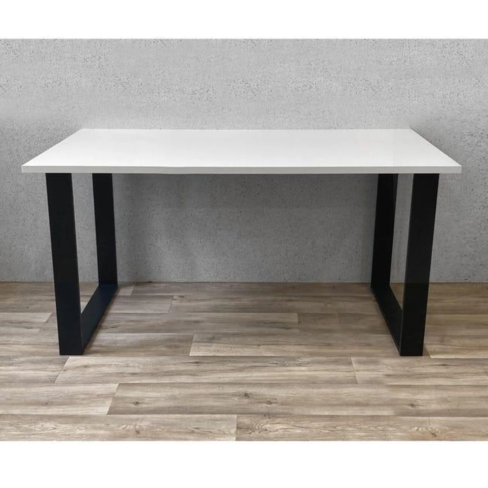 Mesa de escritorio, tapa aglomerado blanco y patas negro. LxAnxAl:140x68x73,5 cm