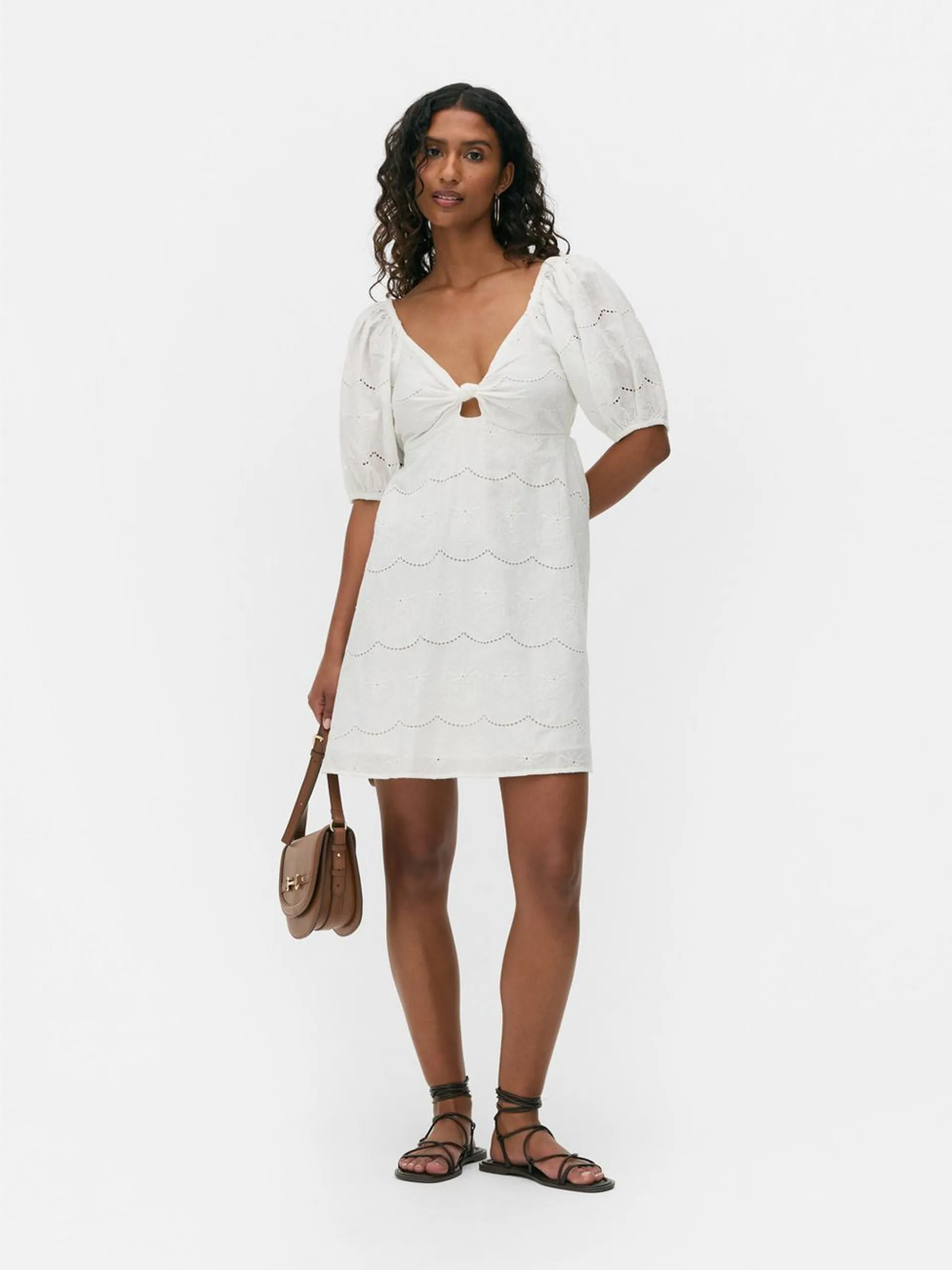 Vestido corto de manga corta bordado