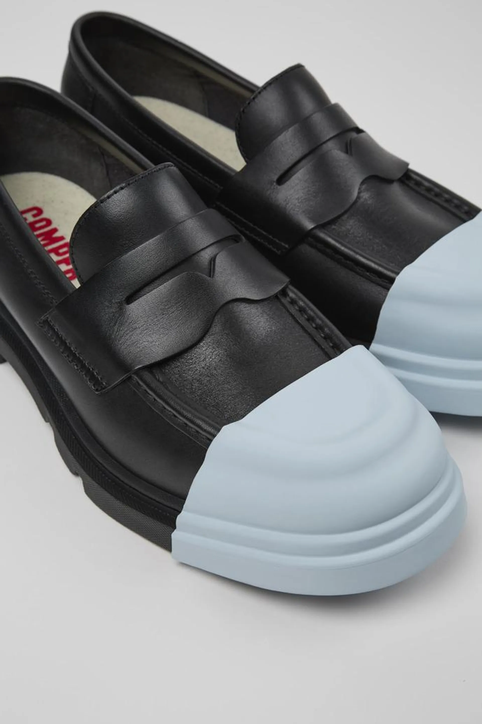 Mocasines de piel negra para mujer