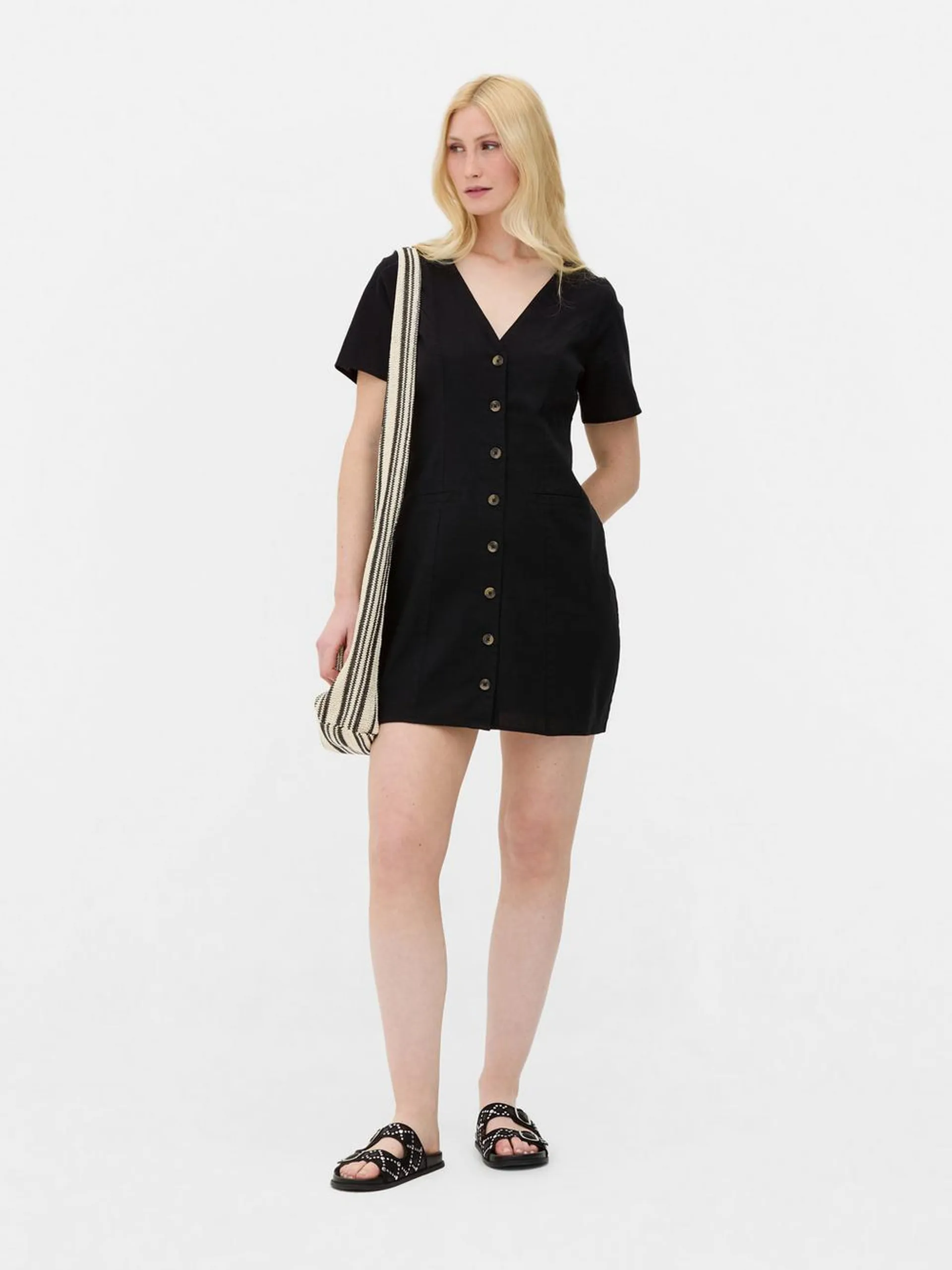 Vestido corto con cierre integral de botones