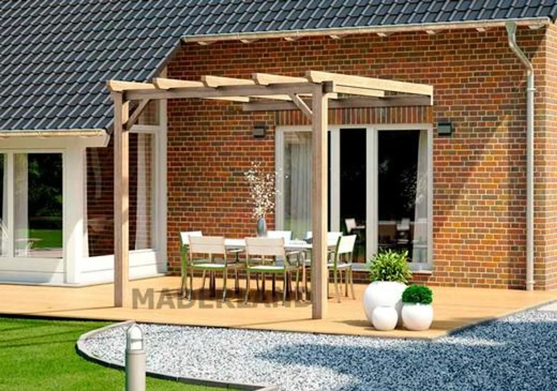 Bella Pérgola adosada de madera laminada Cádiz con acabado fino