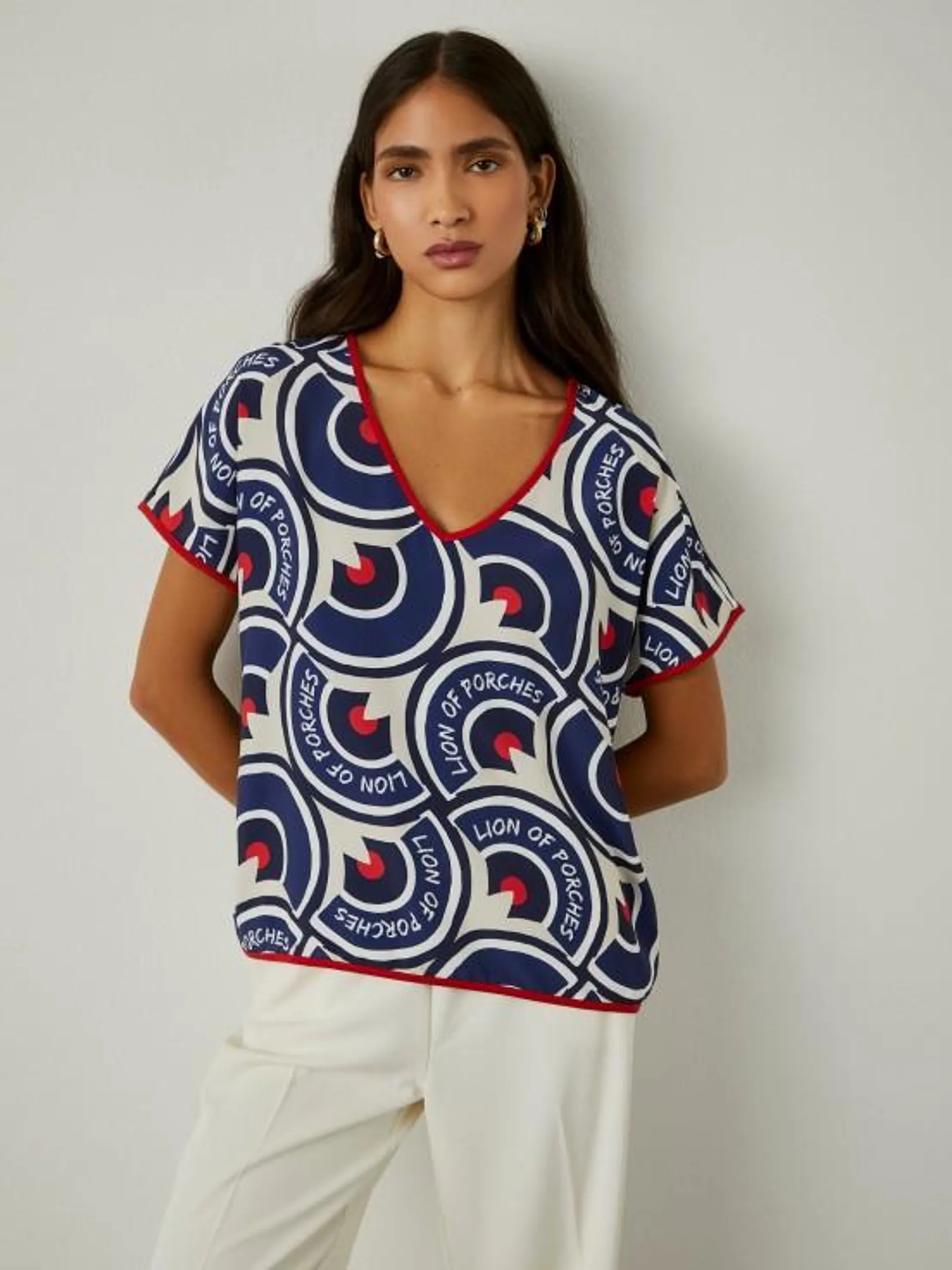 Blusa con escote en pico y estampado geométrico