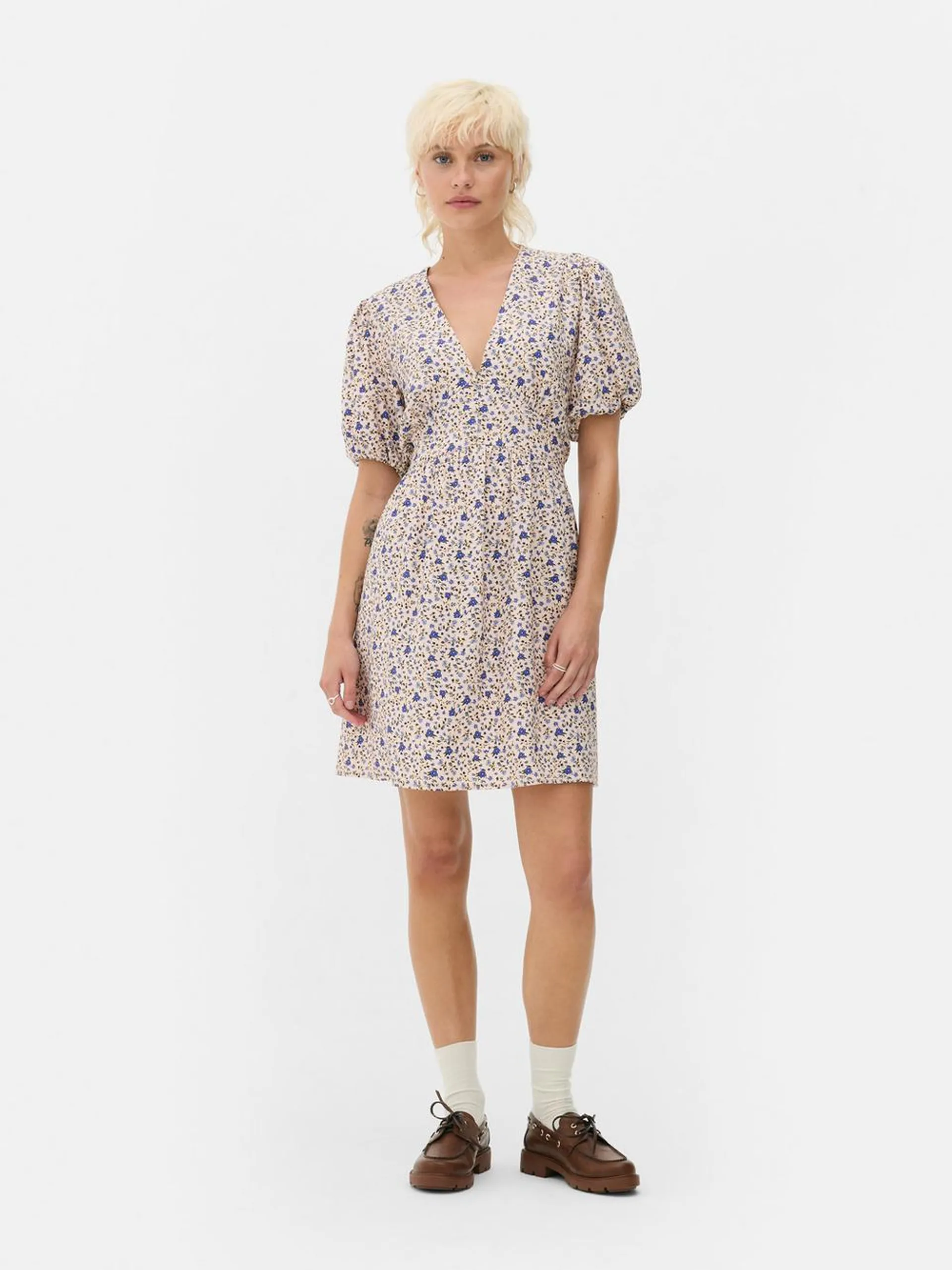 Vestido corto con manga abombada