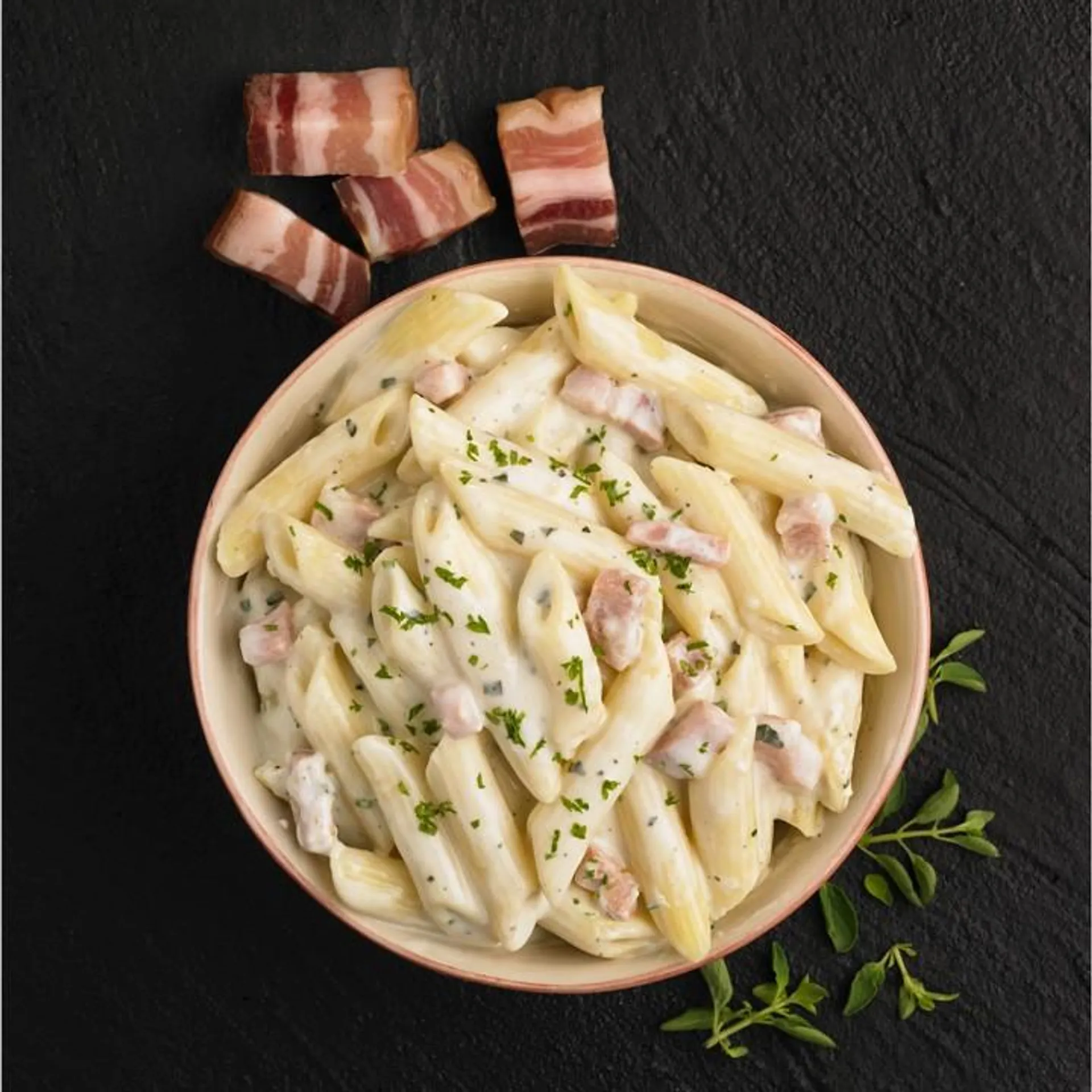 Macarrones con bechamel y bacon