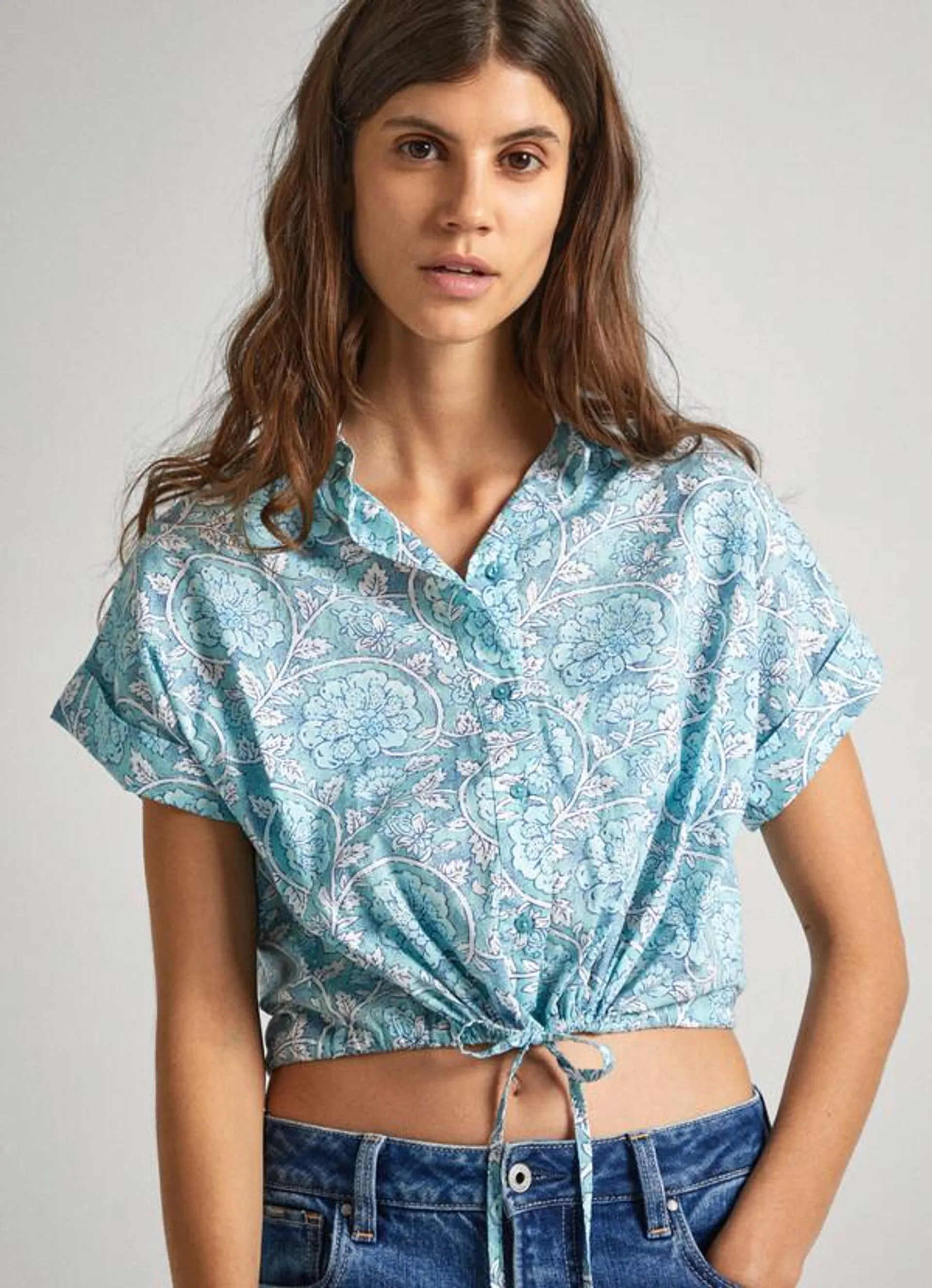 camisa fit cropped estampado floral