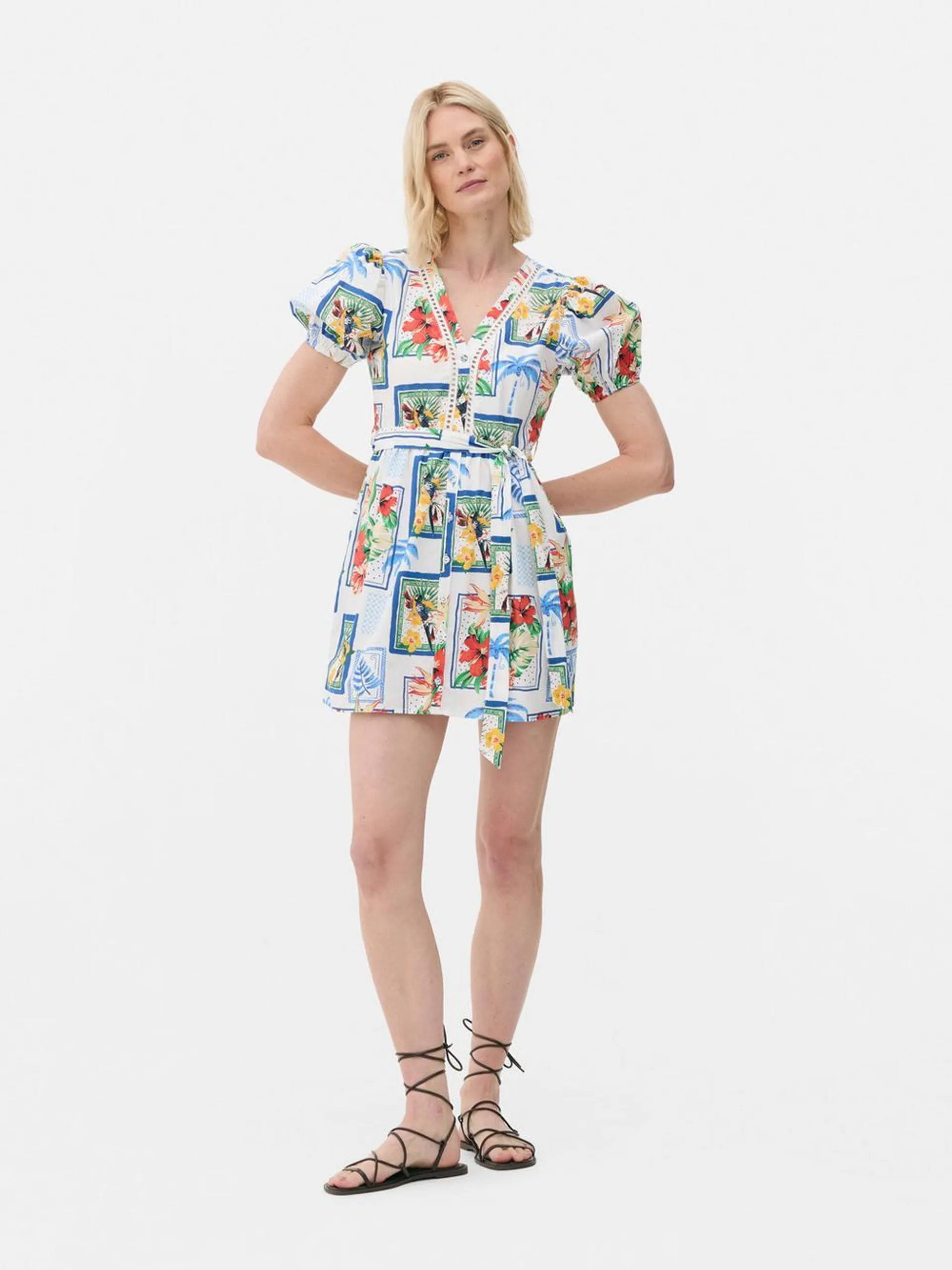 Vestido corto camisero tropical