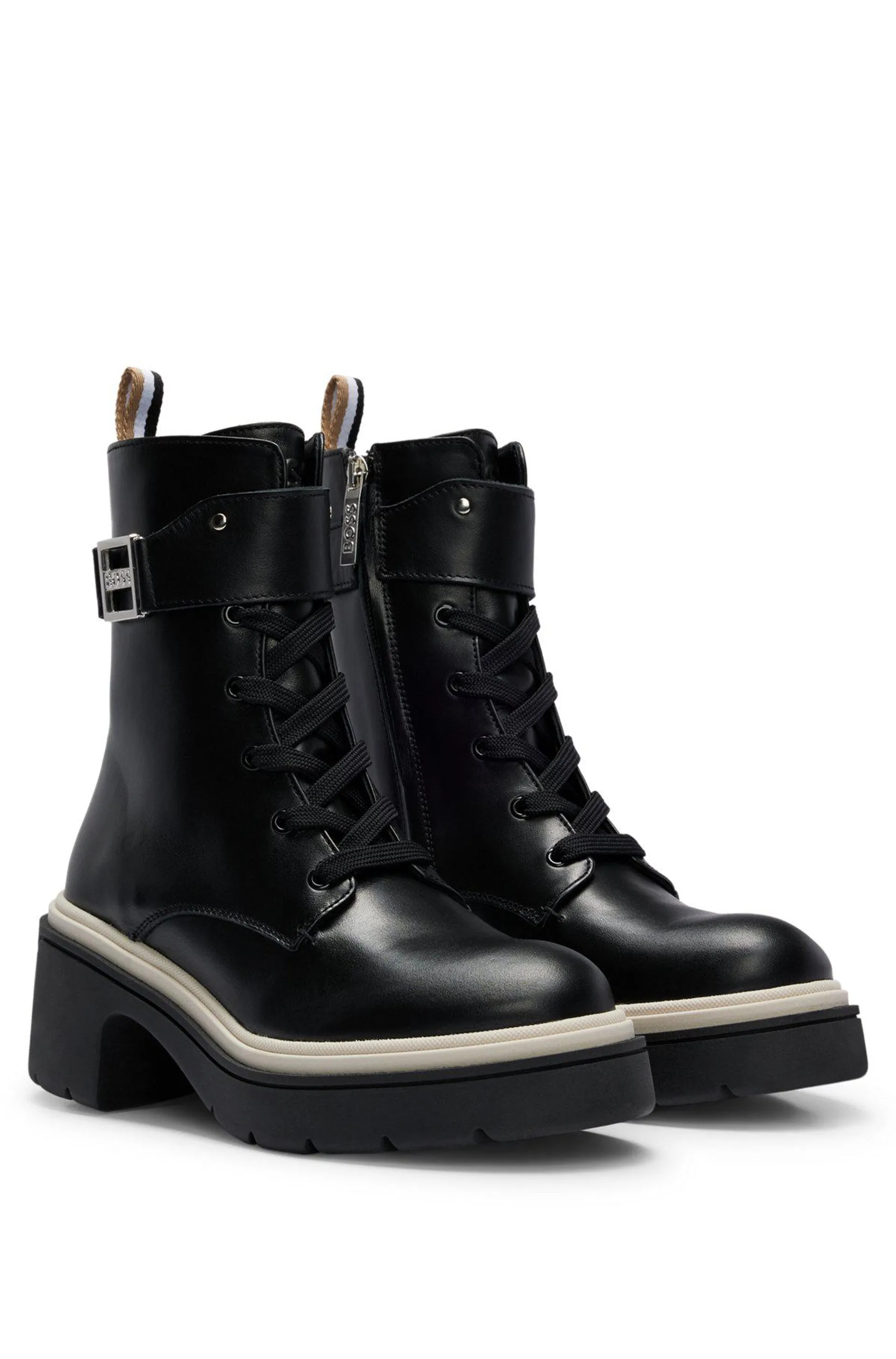 Botas de piel con suela gruesa y detalle metálico de la marca