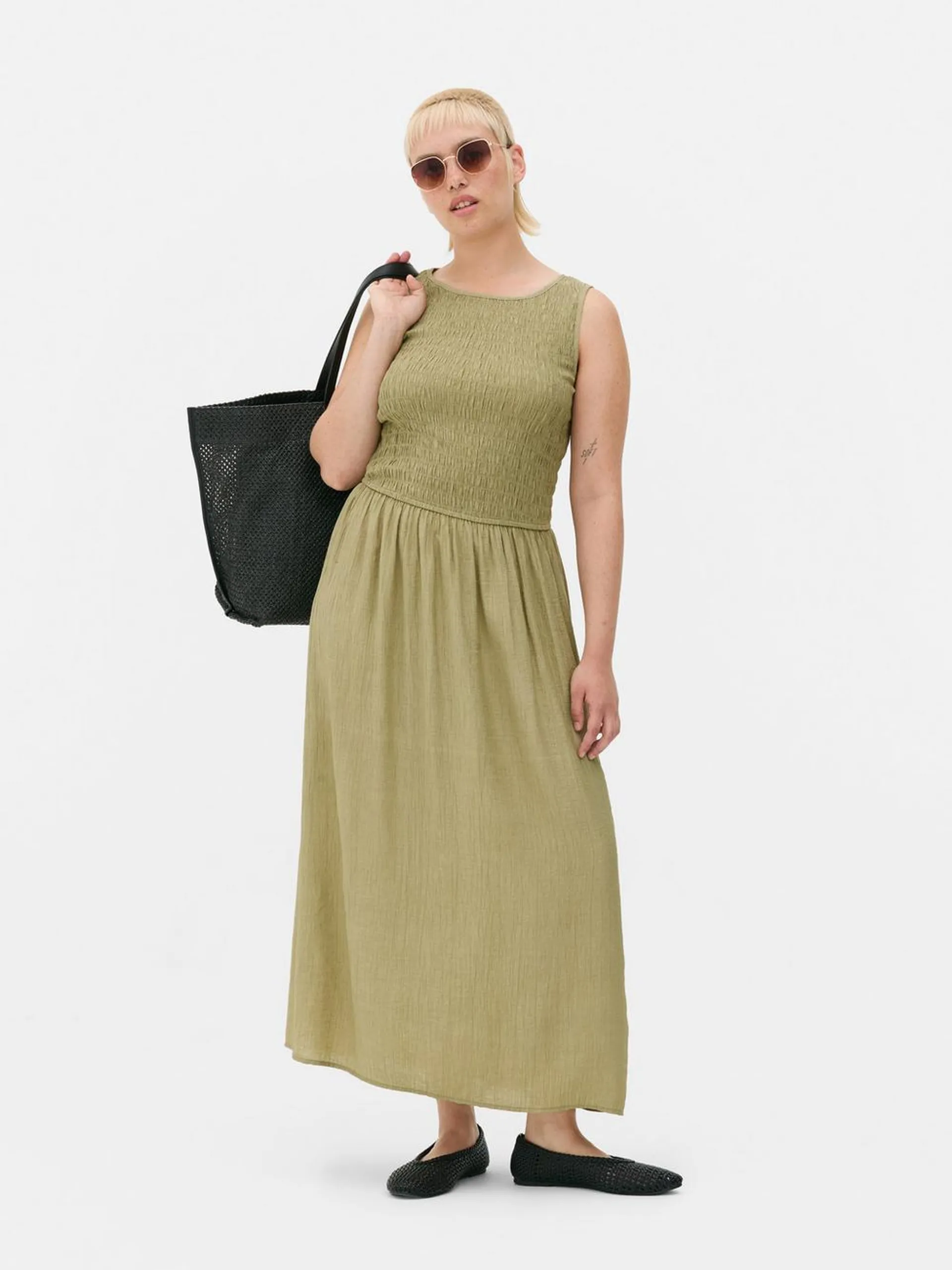 Vestido midi sin mangas con corpiño fruncido