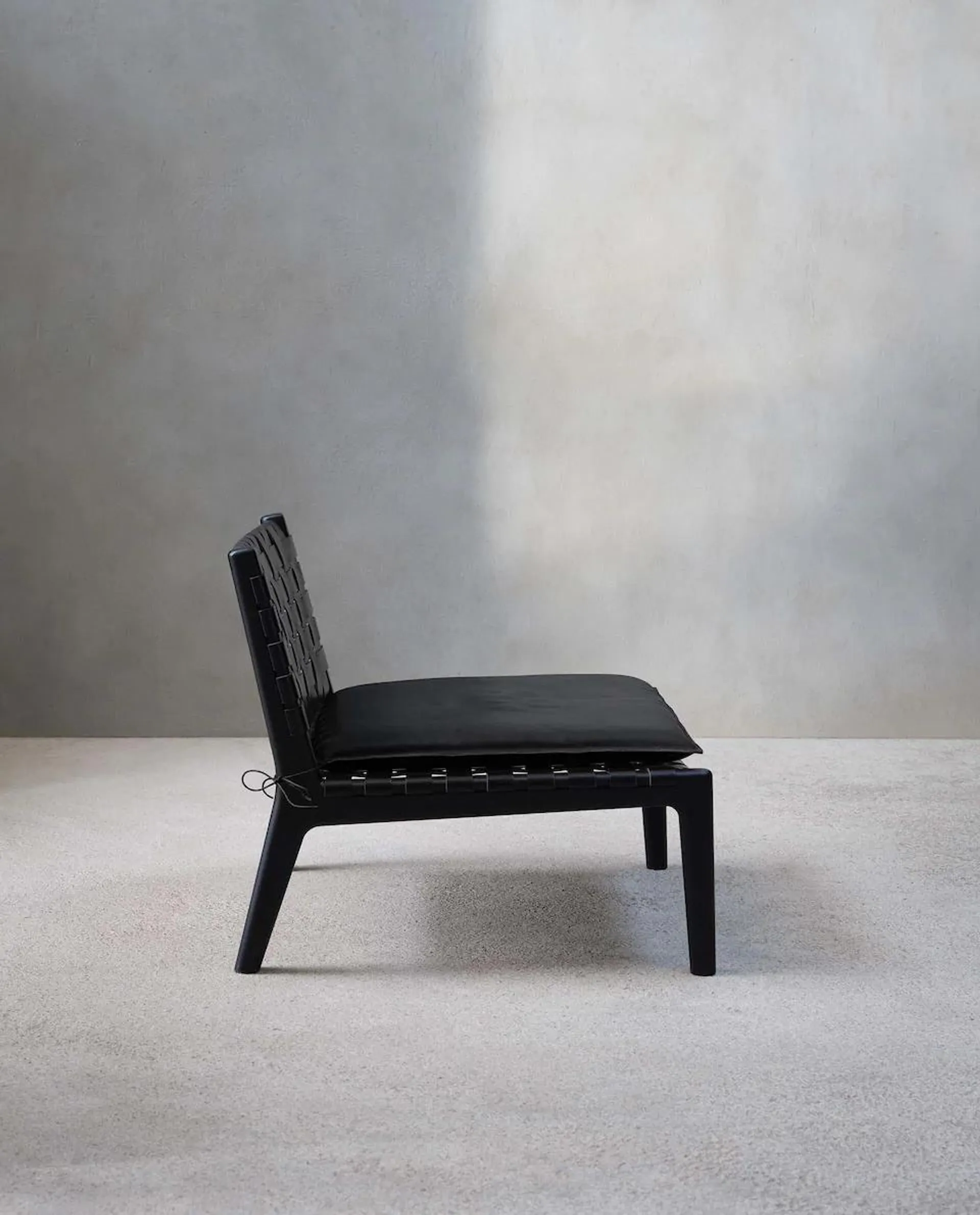 LOUNGE CHAIR 01