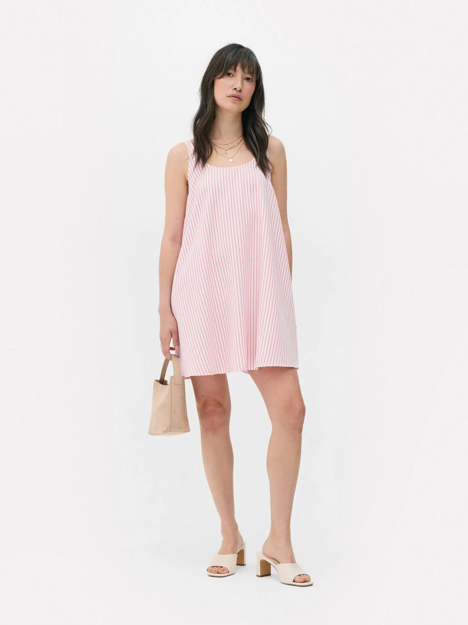 Vestido corto de sirsaca con tirantes