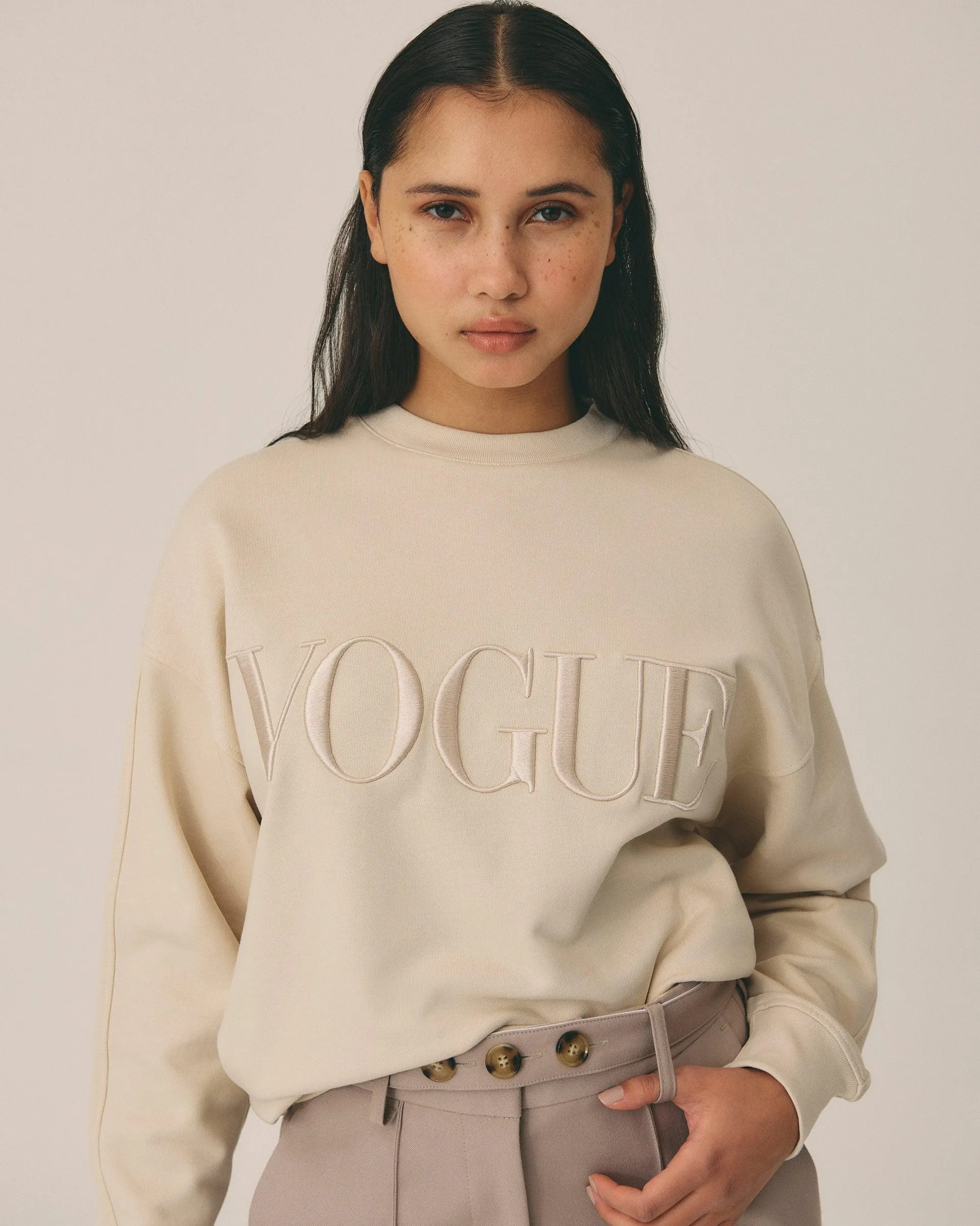 Sudadera VOGUE nácar con logo bordado