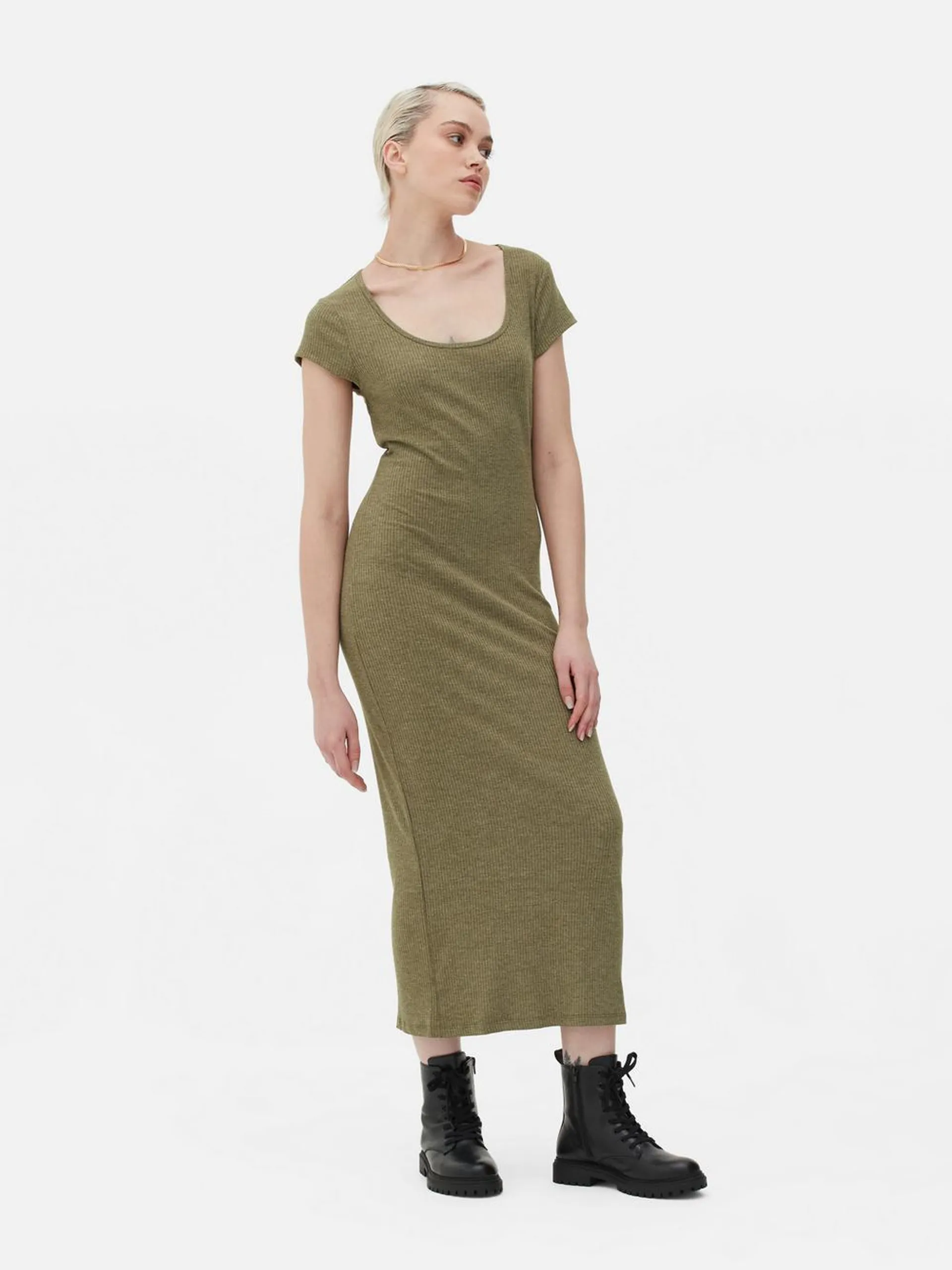 Vestido midi de canalé con escote amplio