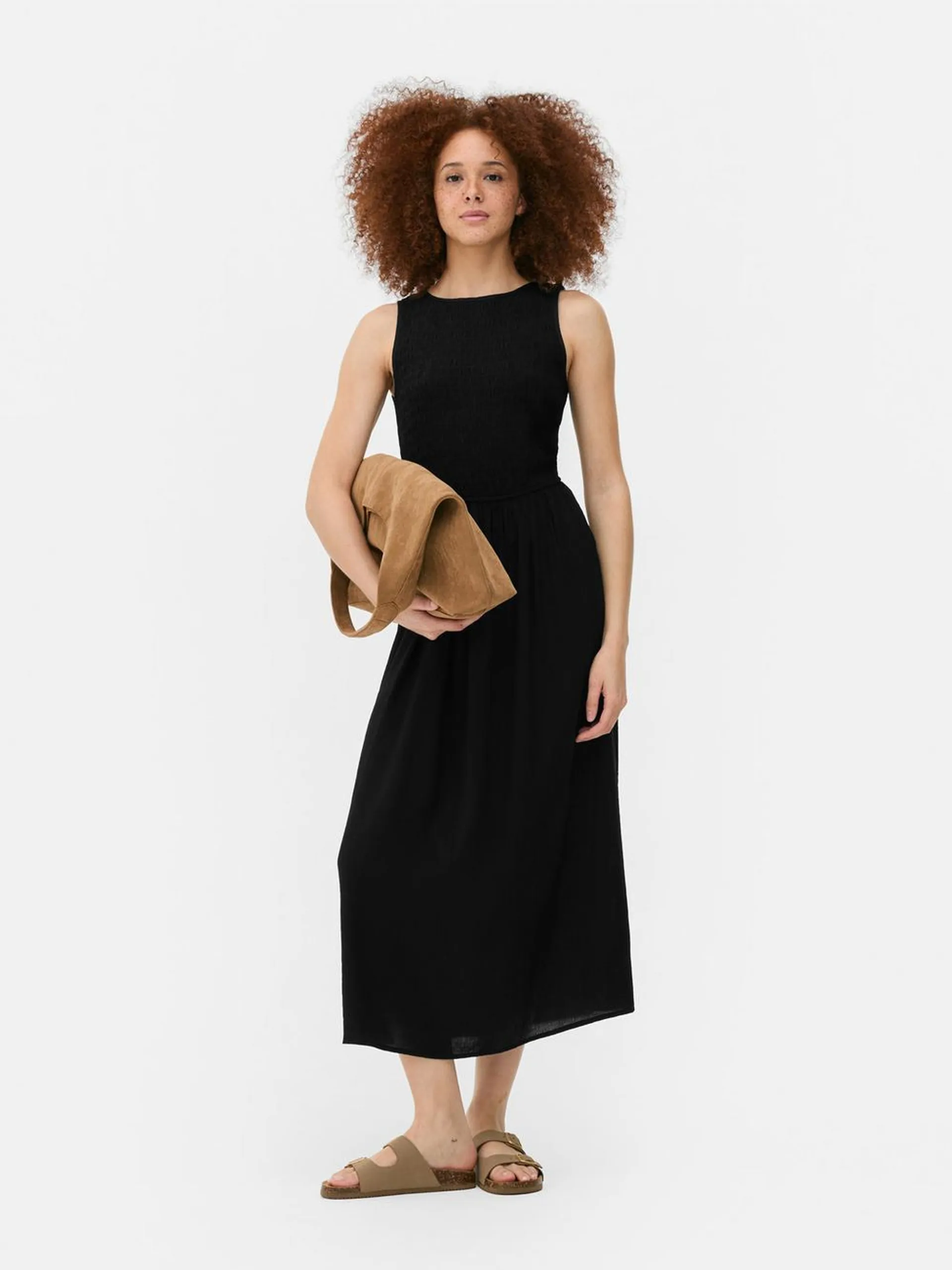 Vestido midi sin mangas con corpiño fruncido