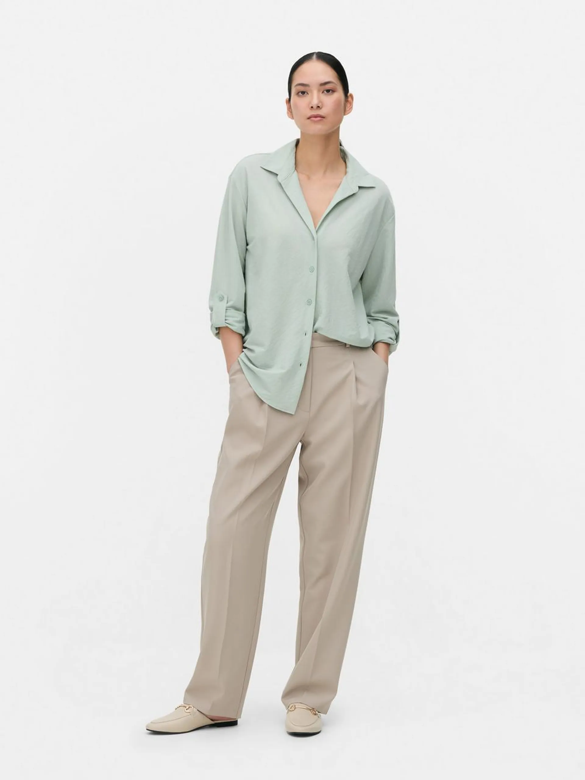 Camisa con cuello abierto