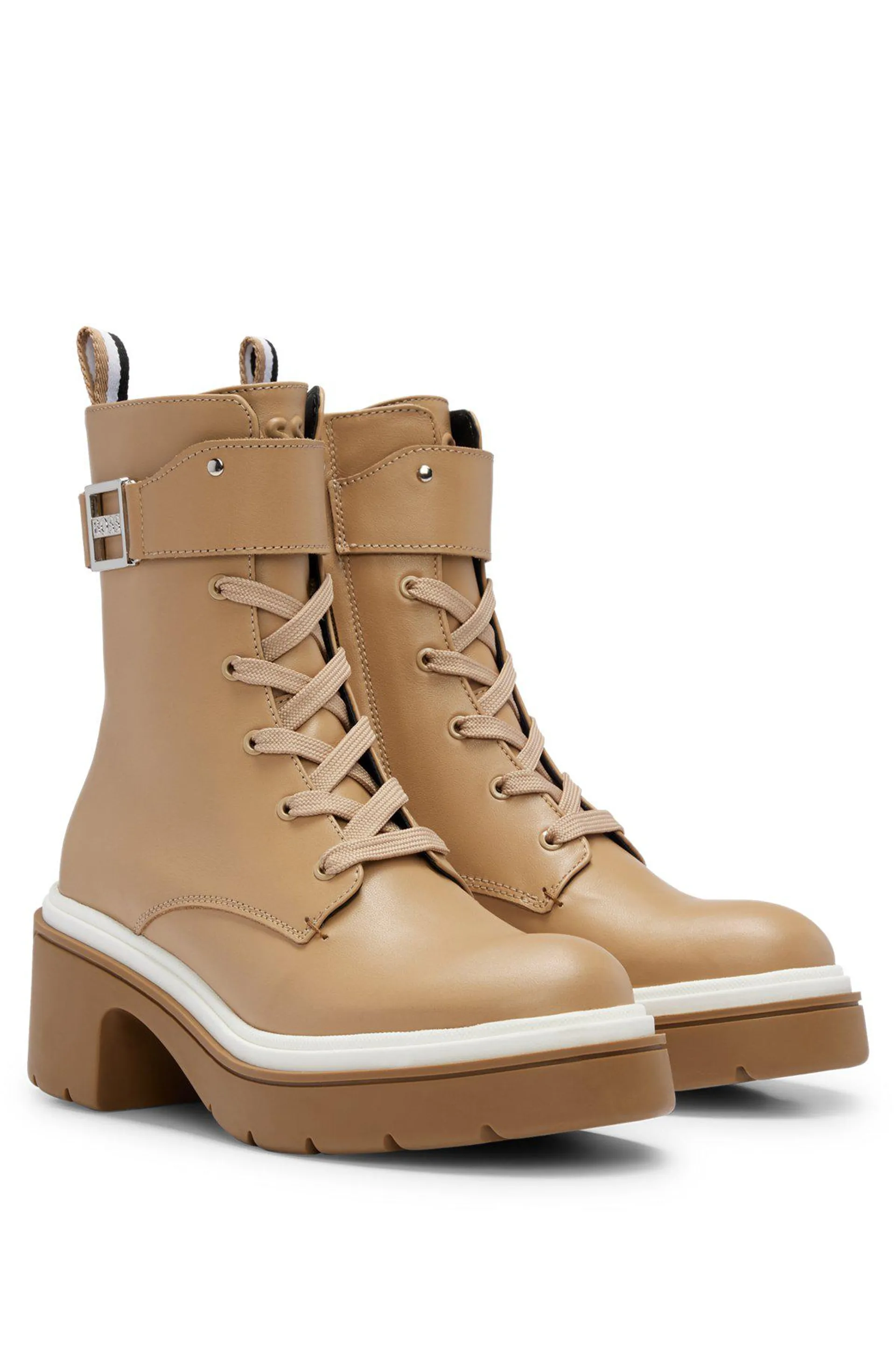 Botas de piel con suela gruesa y detalle metálico de la marca