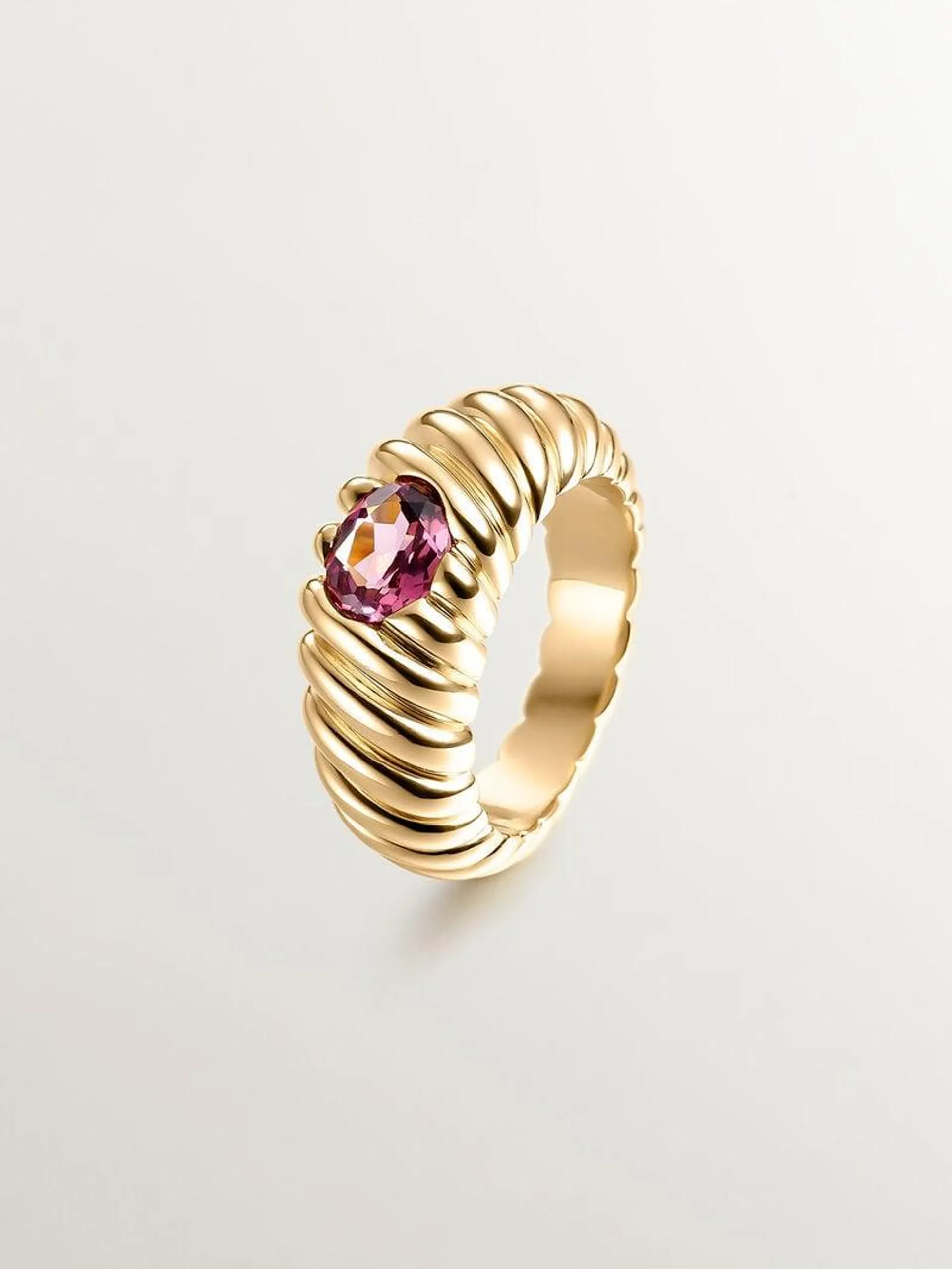 Anillo gallonado de plata 925 bañada en oro amarillo de 18K con rodolita rosa