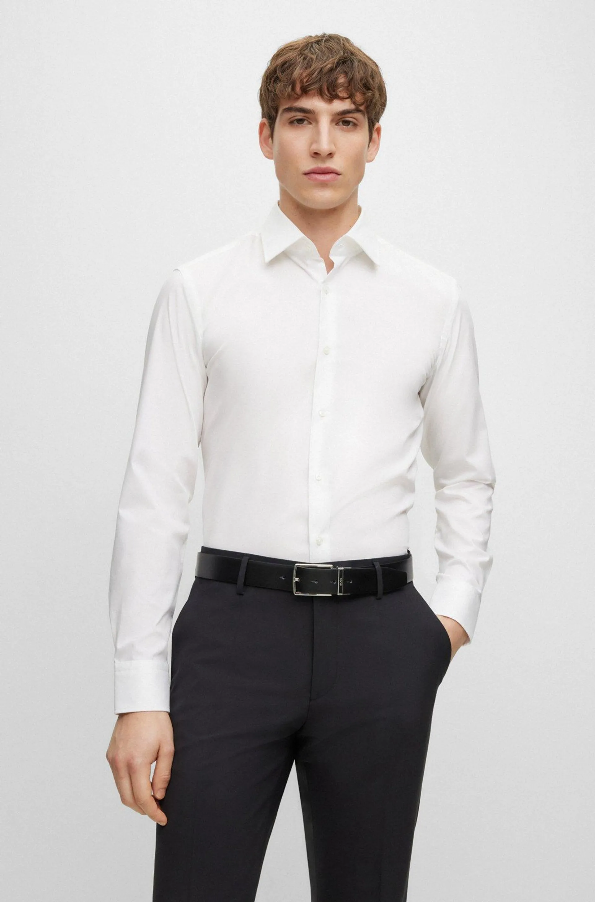 Camisa slim fit en popelín de algodón elástico de planchado fácil