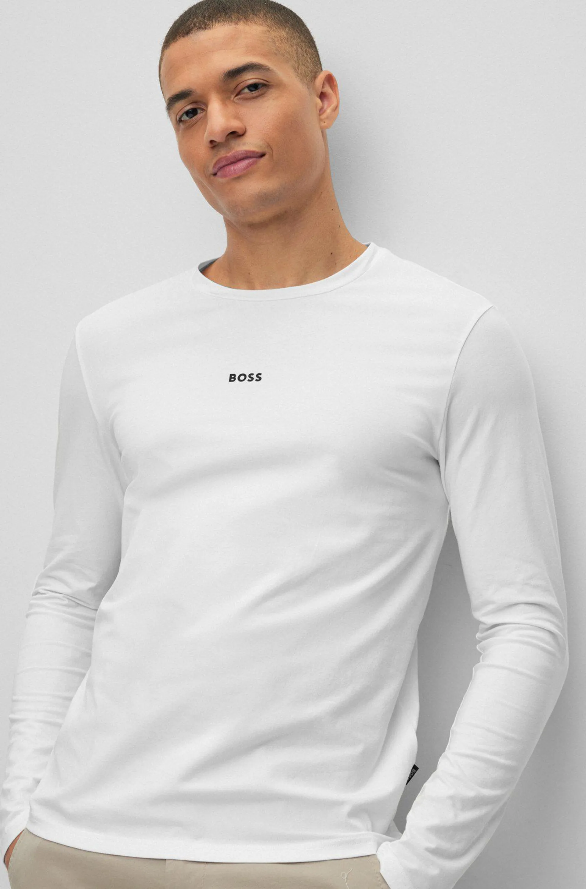 Camiseta regular fit de algodón elástico con logo en contraste