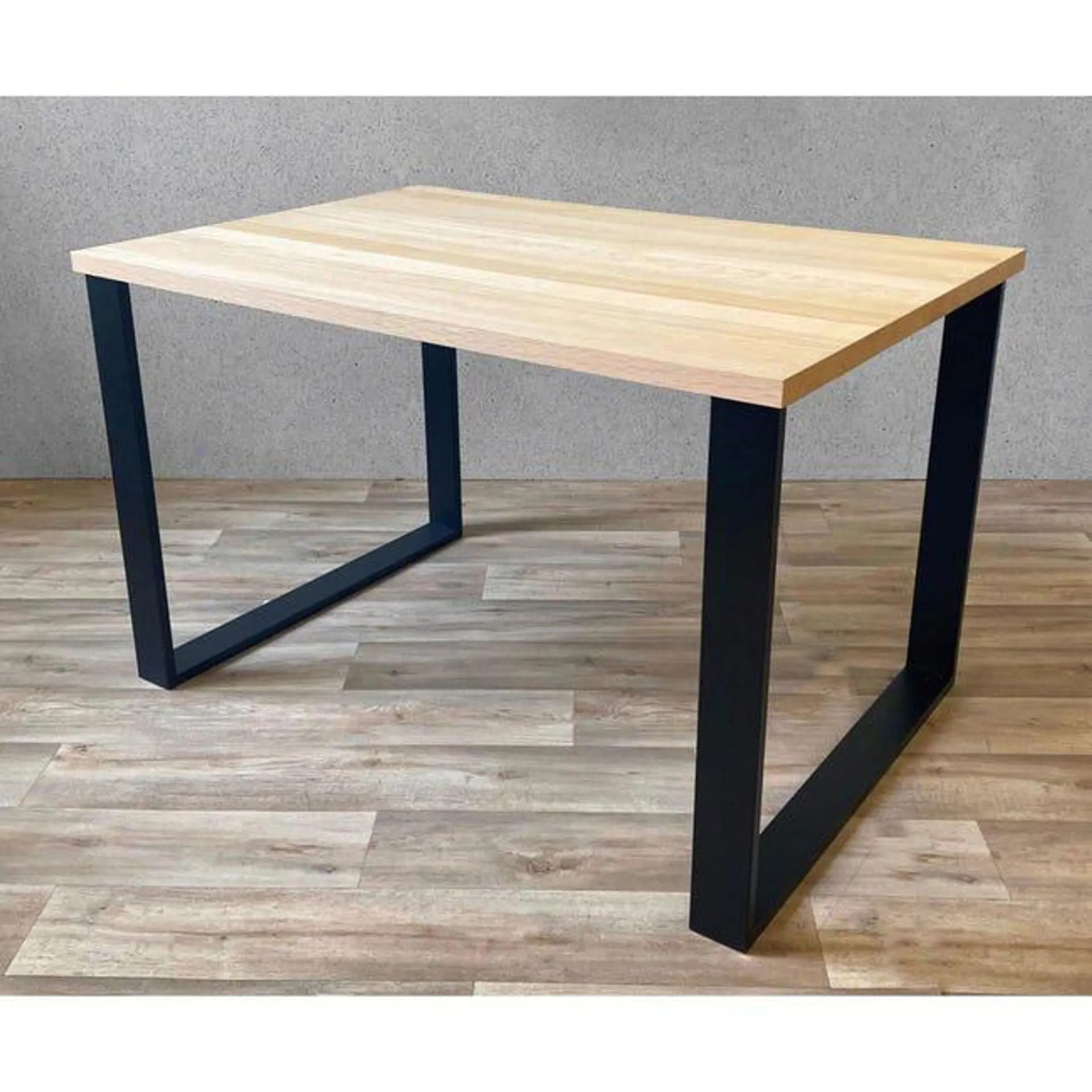 Mesa de escritorio, tapa aglomerado roble y patas negro. LxAnxAl: 120x80x73,5 cm