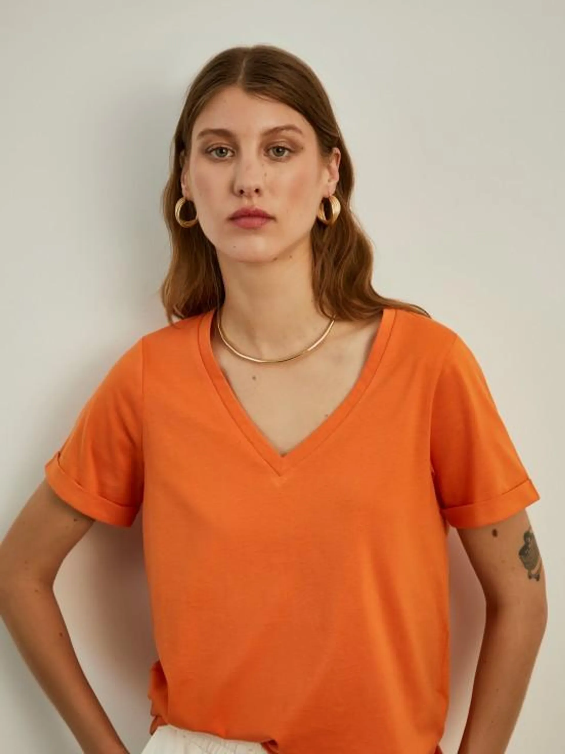 Camiseta de algodón con cuello en V